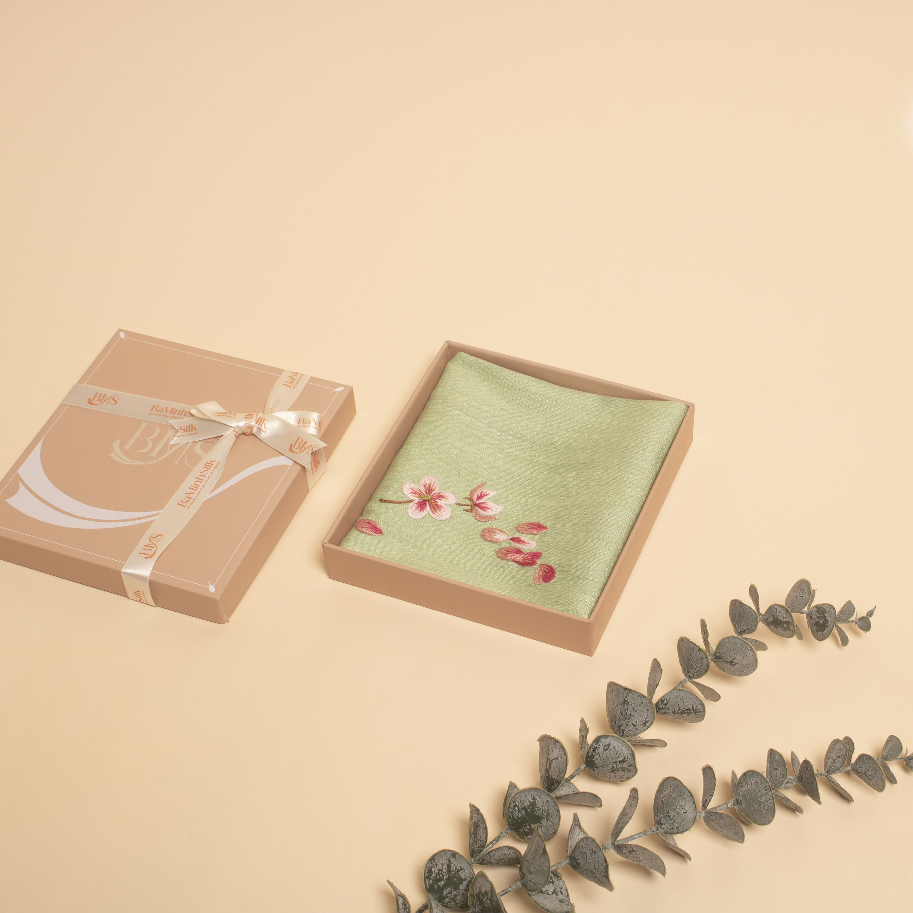 khăn tay tơ tằm màu xanh lá nhạt 01 thêu đào bay