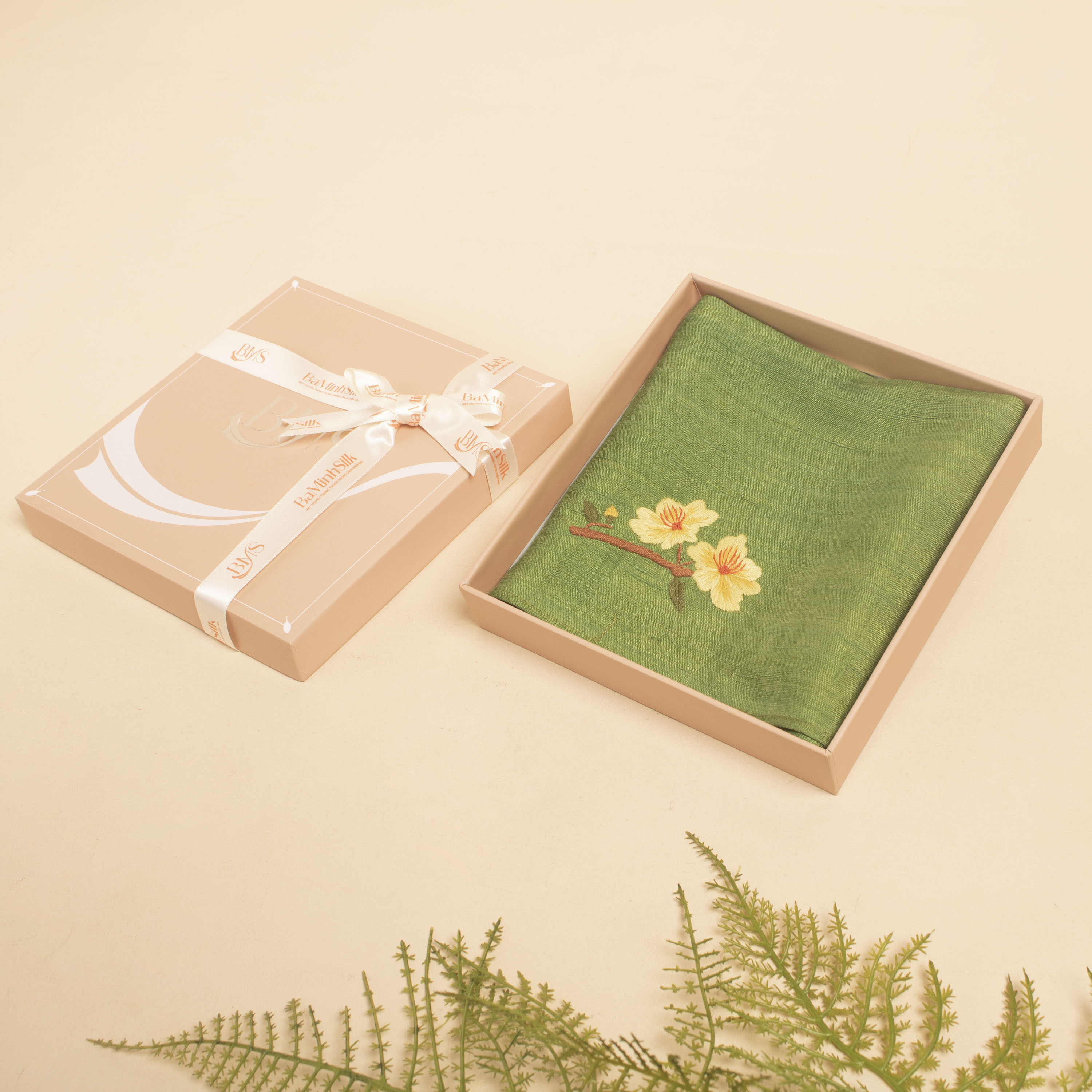 khăn tay tơ tằm thêu hoa mai màu xanh lá 01 (35x35cm) khăn tay tơ tằm thêu hoa mai màu xanh lá 01 (35x35cm)