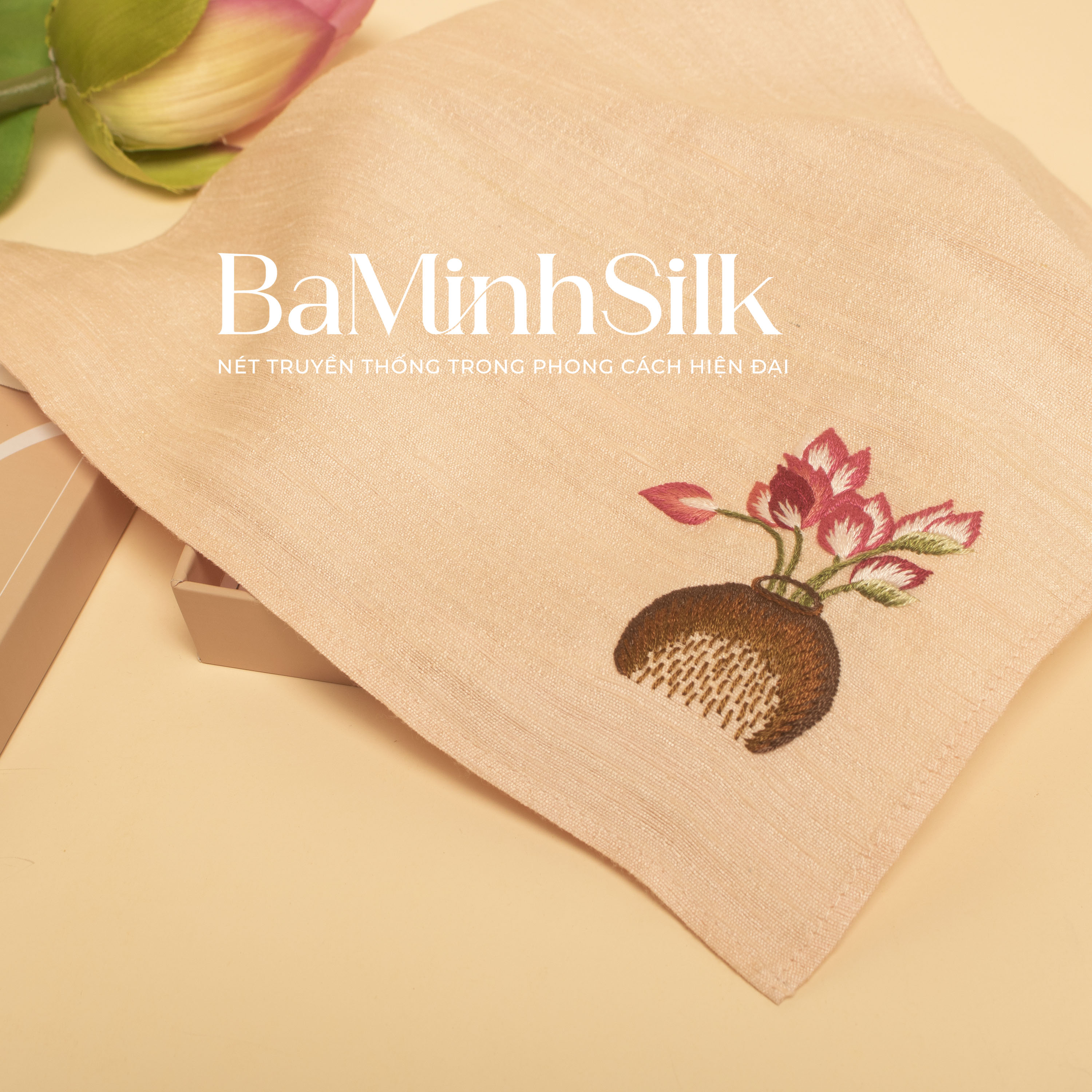 bề mặt khăn tay hồng h05 thêu bình sen