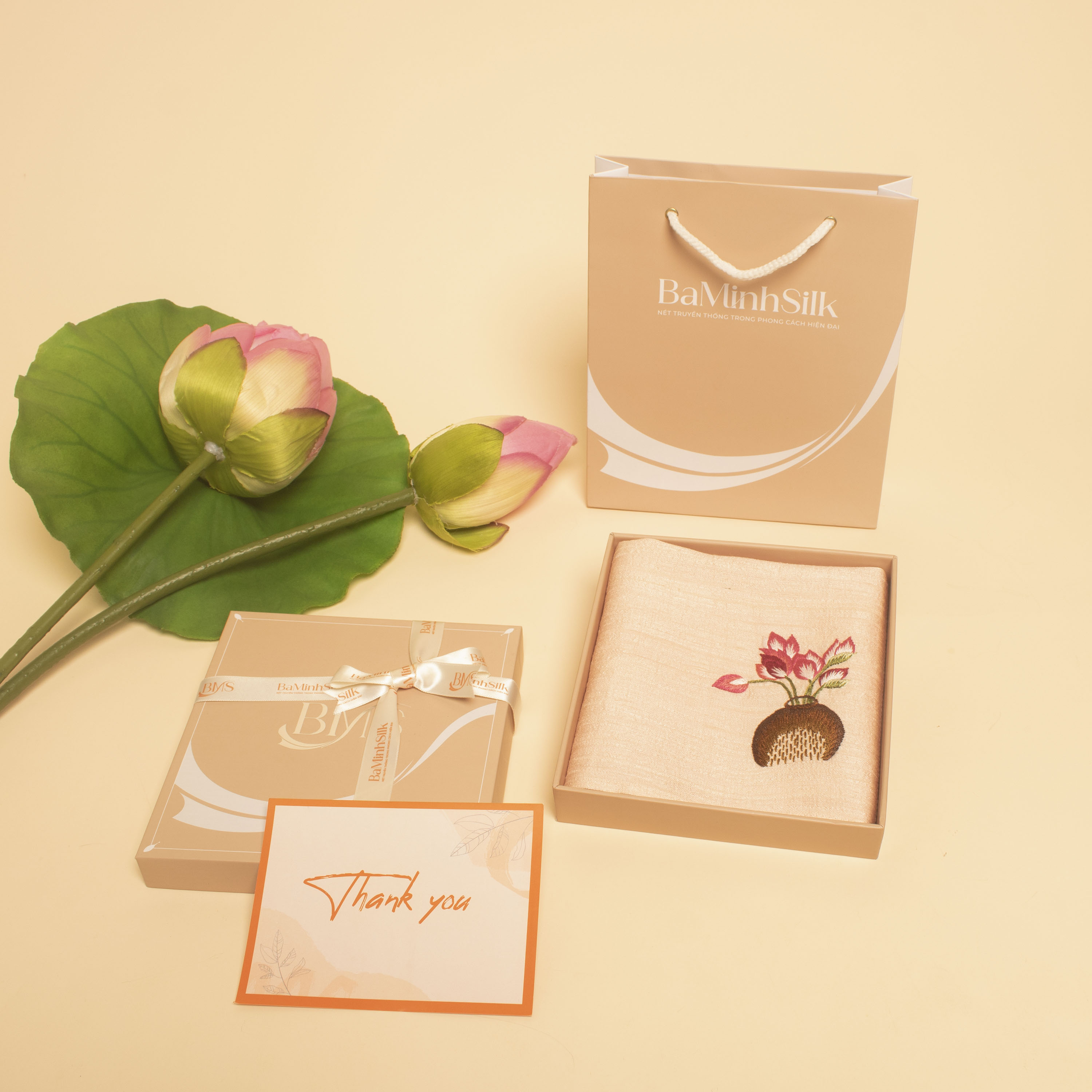 cách đóng gói khăn tay hồng h05 thêu bình sen