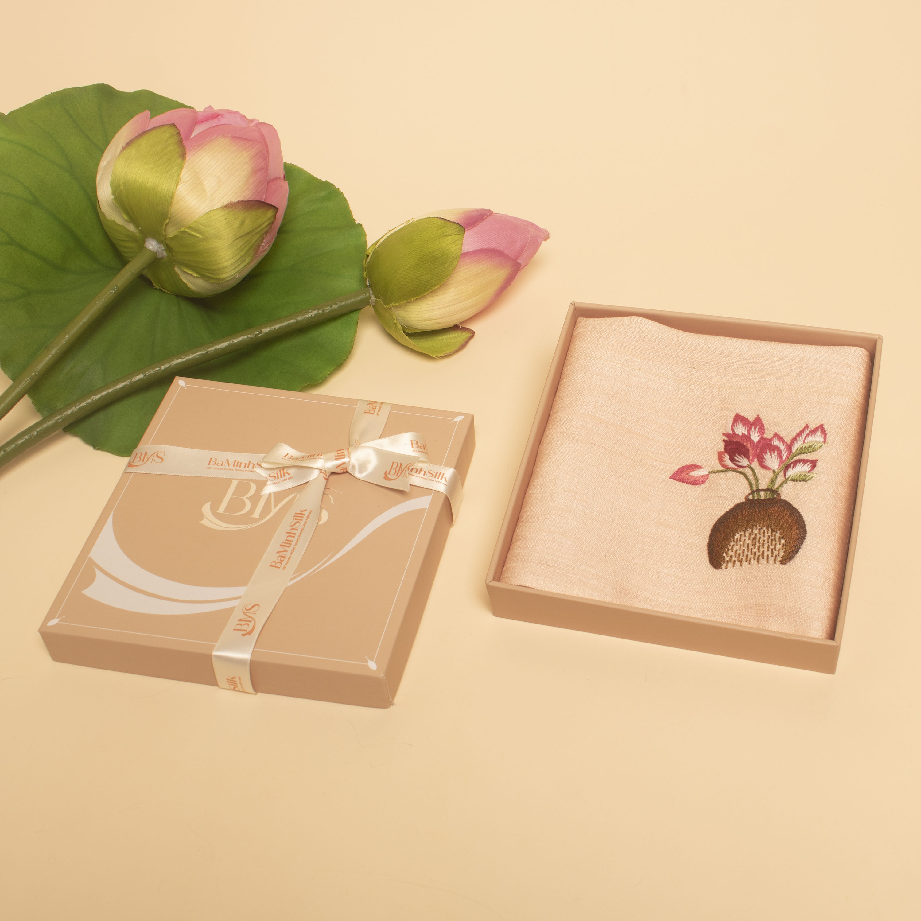 khăn tay hồng h05 thêu bình sen