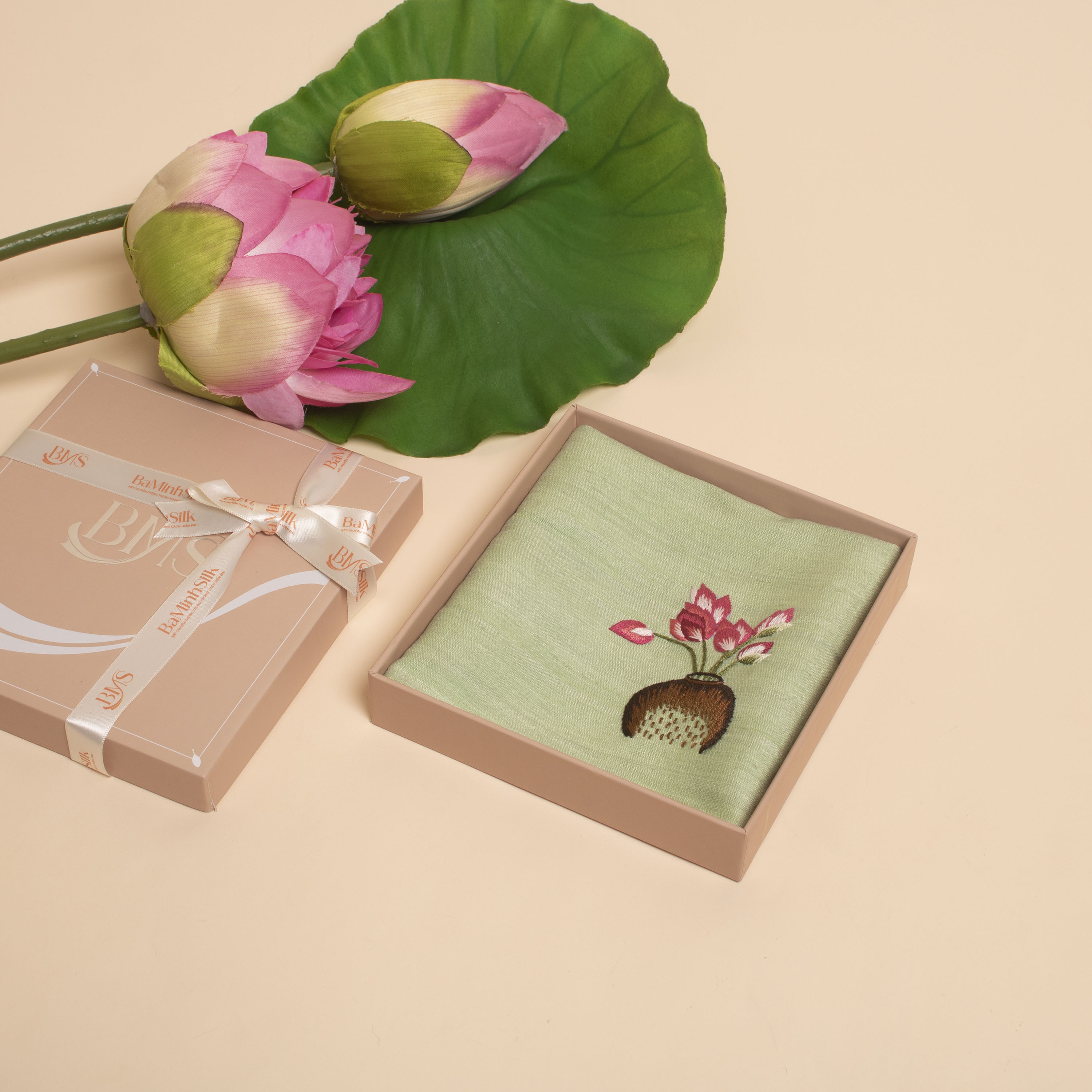 khăn tay tơ tằm màu xanh lá nhạt 01 thêu bình sen