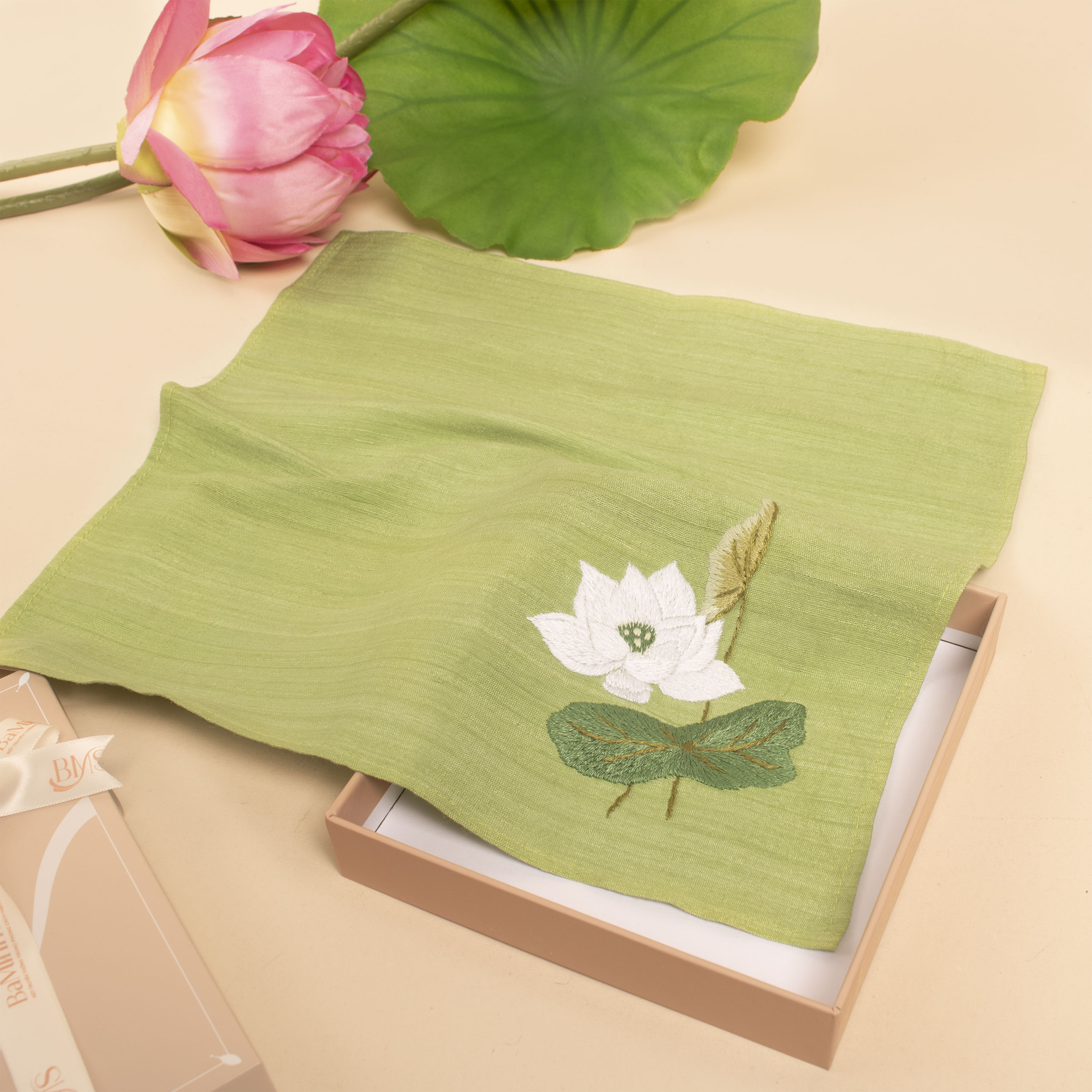 khăn tay tơ tằm thêu hoa sen nhuỵ vàng màu xanh lá toàn khăn khăn tay tơ tằm thêu hoa sen nhuỵ vàng màu xanh lá toàn khăn