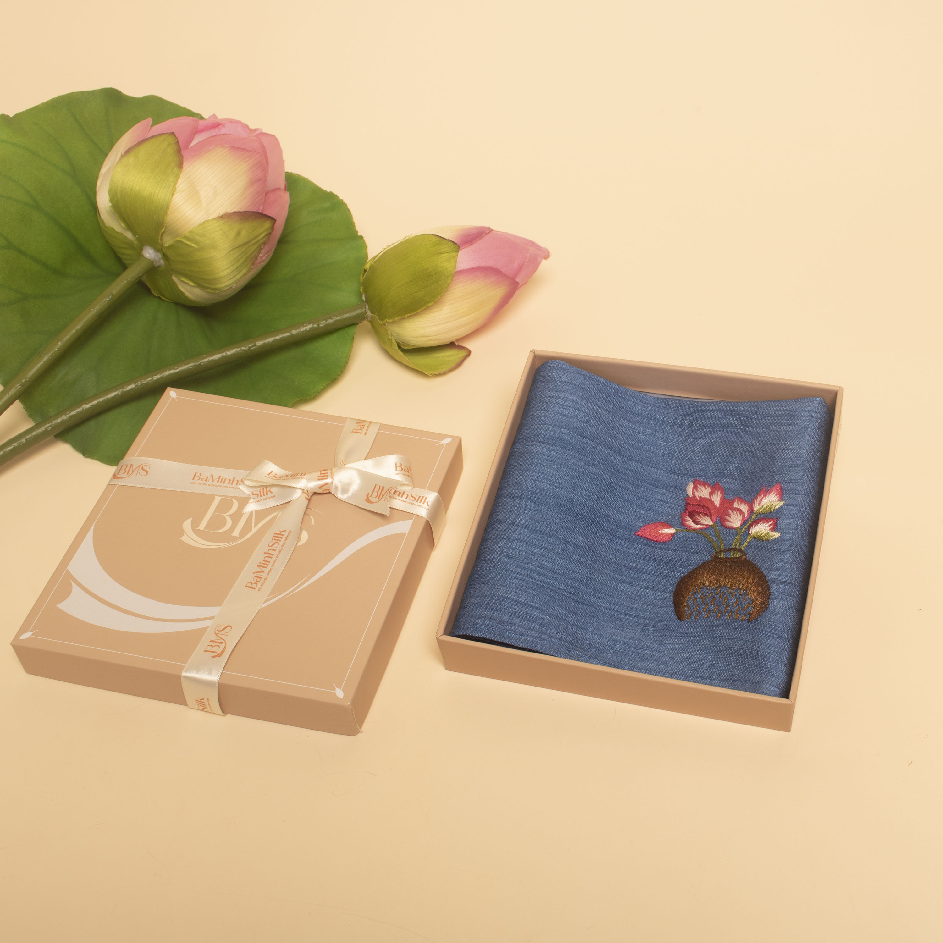 khăn tay xanh dương 07 thêu bình sen