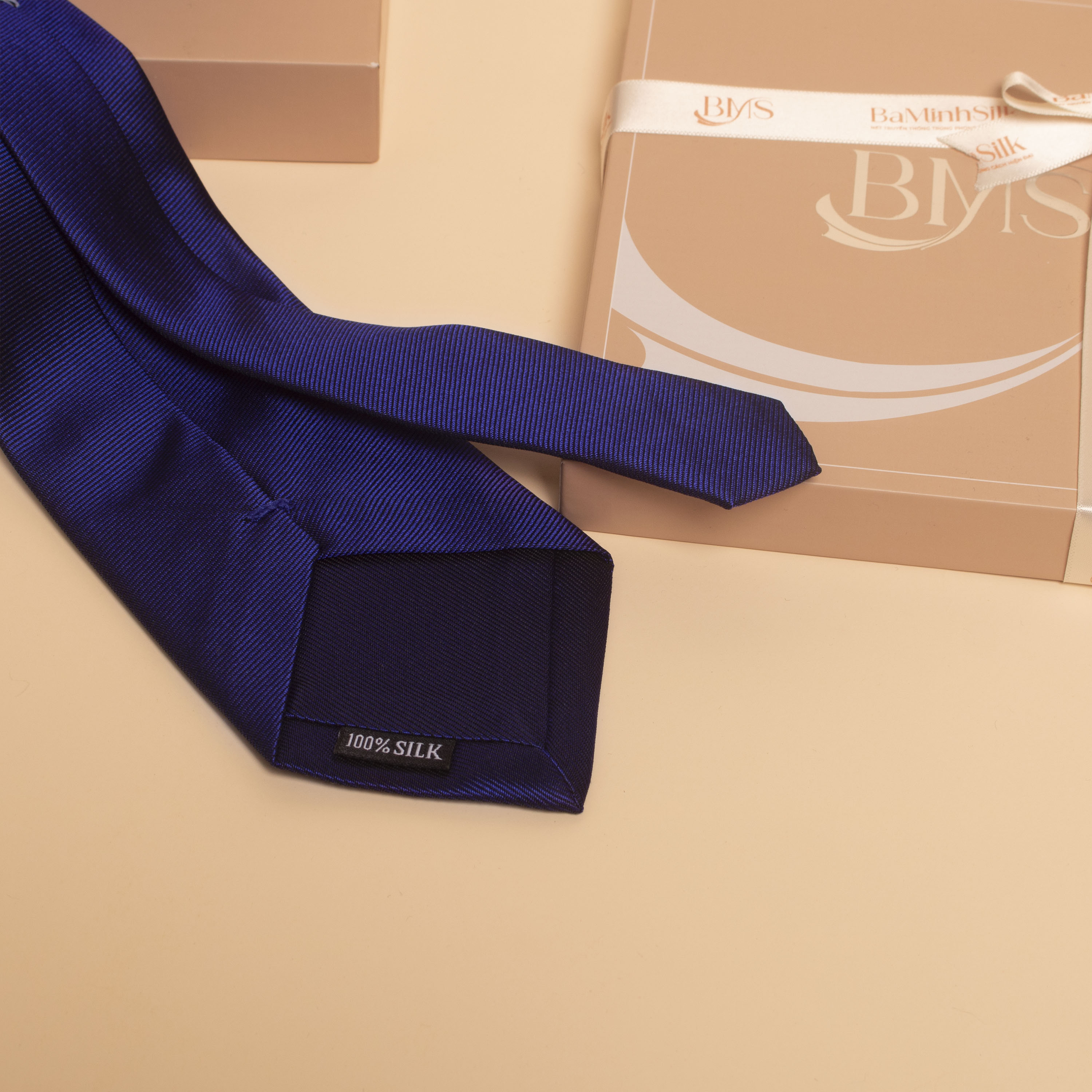 bề mặt cà vạt lụa tơ tằm cv14