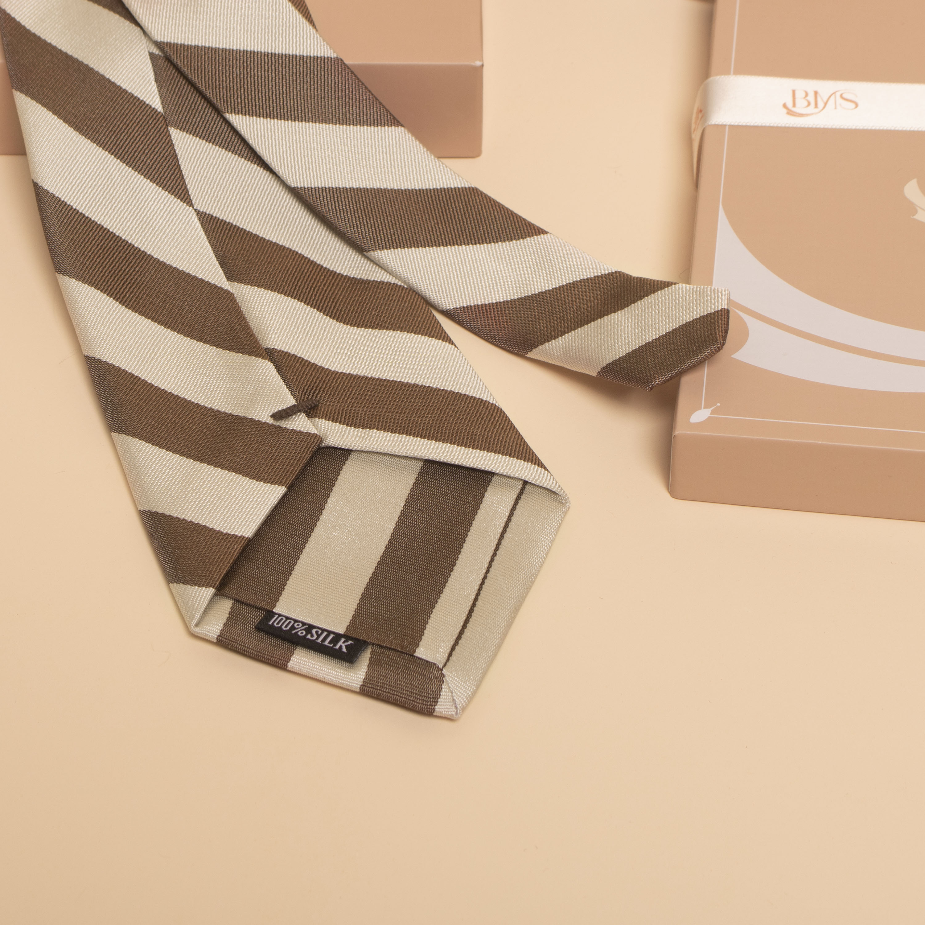 bề mặt cà vạt lụa tơ tằm cv45