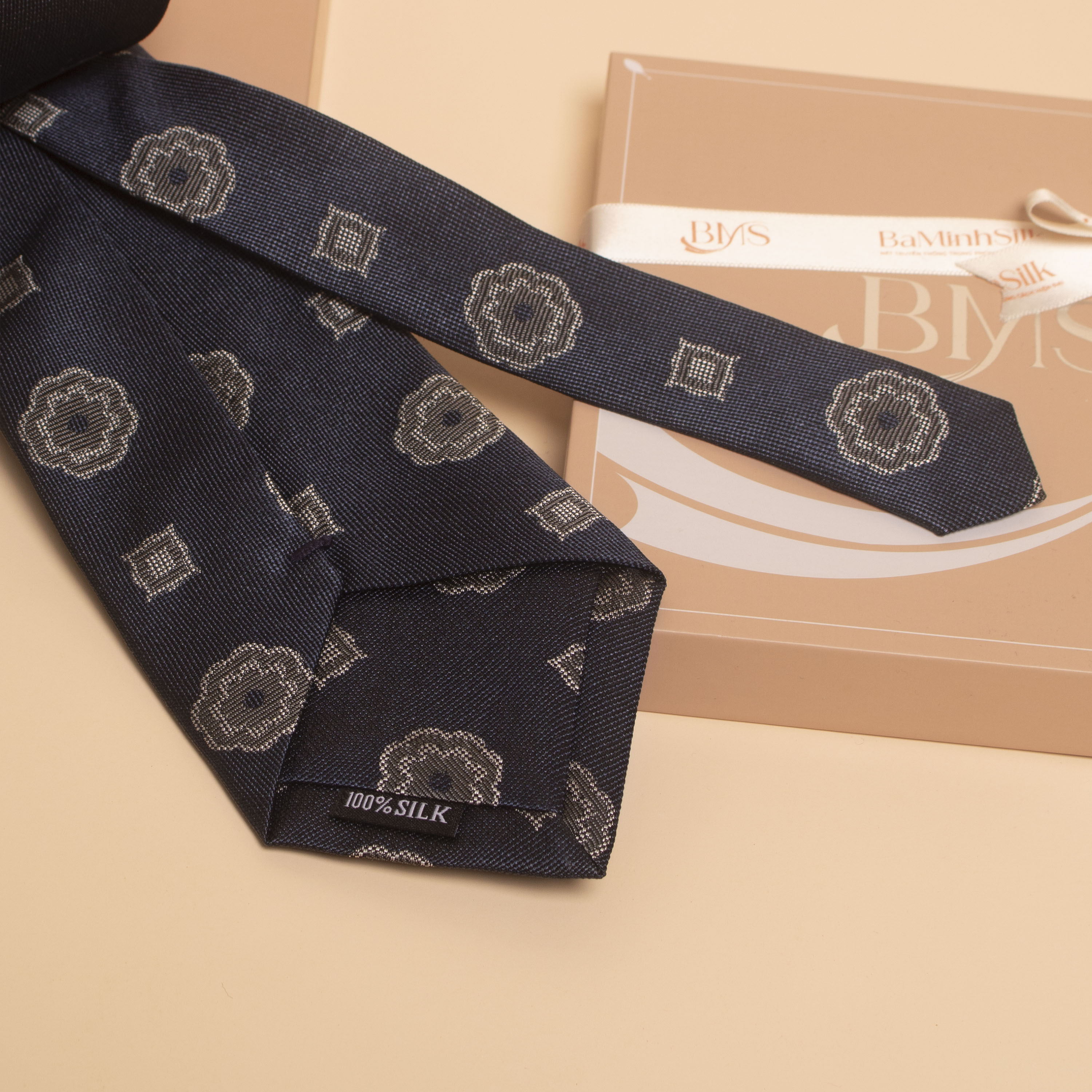 bề mặt cà vạt lụa tơ tằm cv12