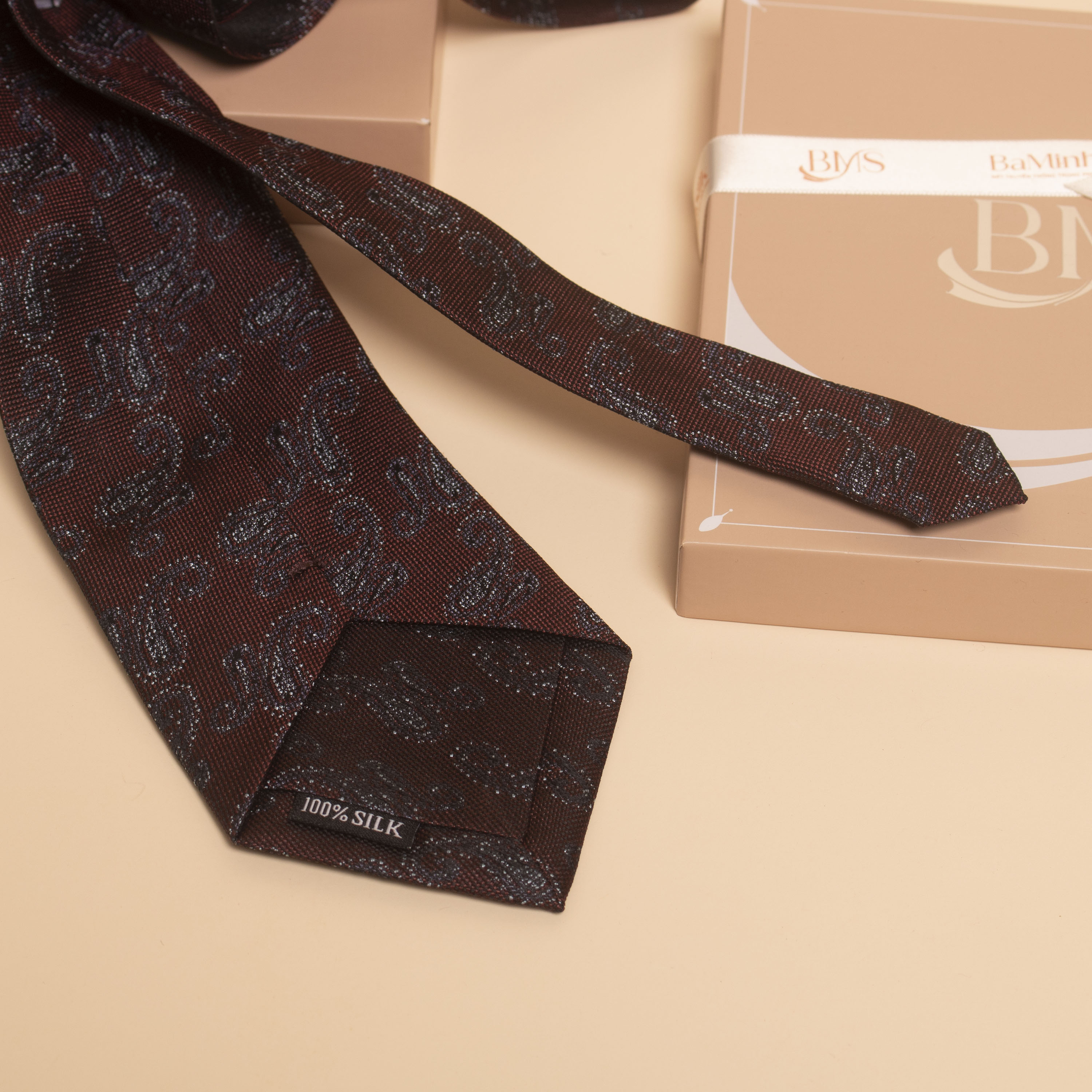 bề mặt cà vạt lụa tơ tằm cv25