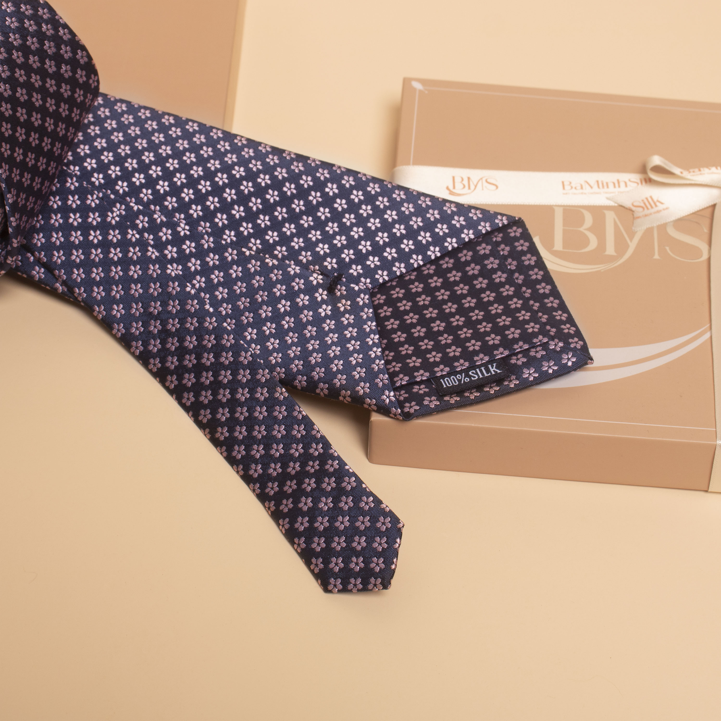 bề mặt cà vạt lụa tơ tằm cv30