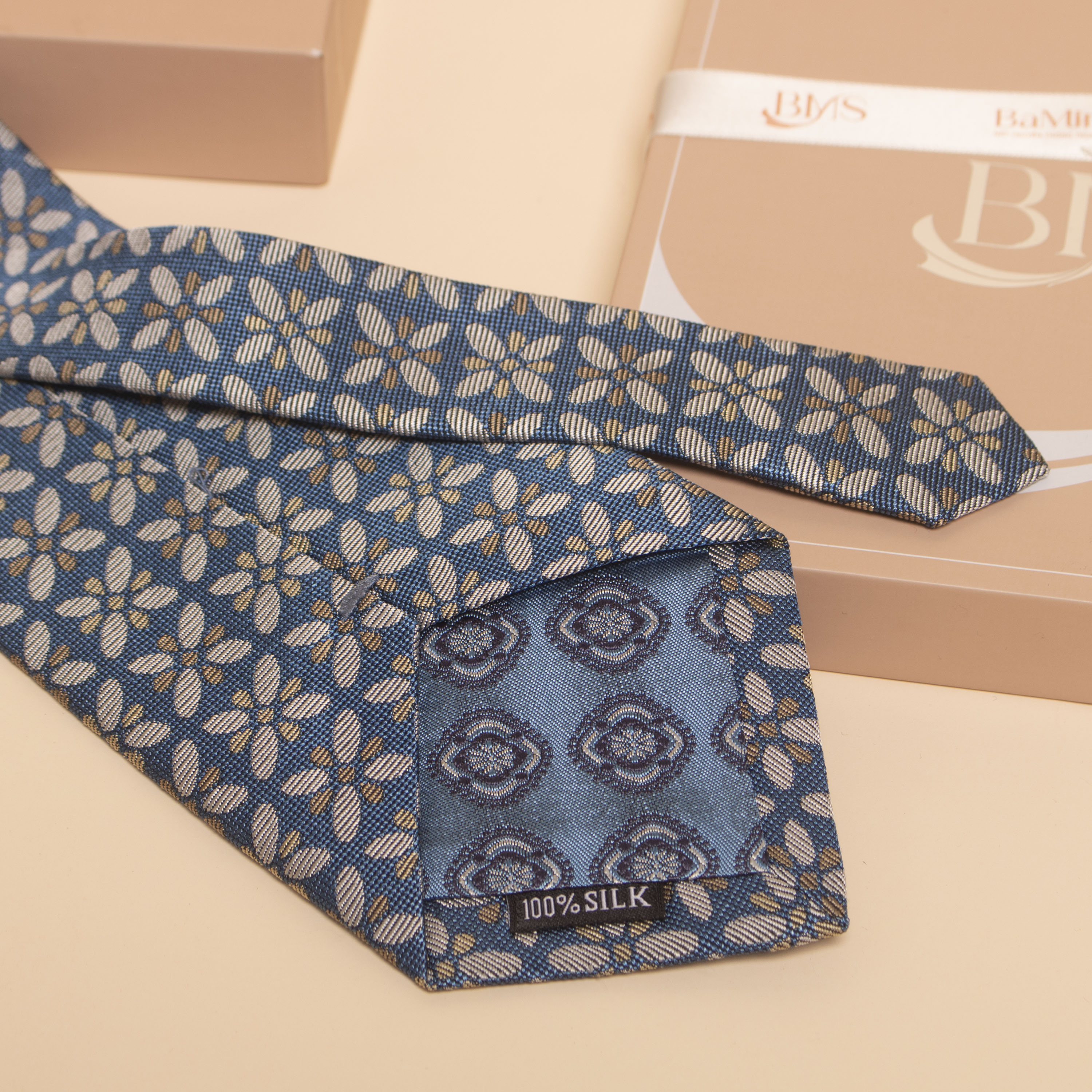 bề mặt cà vạt lụa tơ tằm cv61