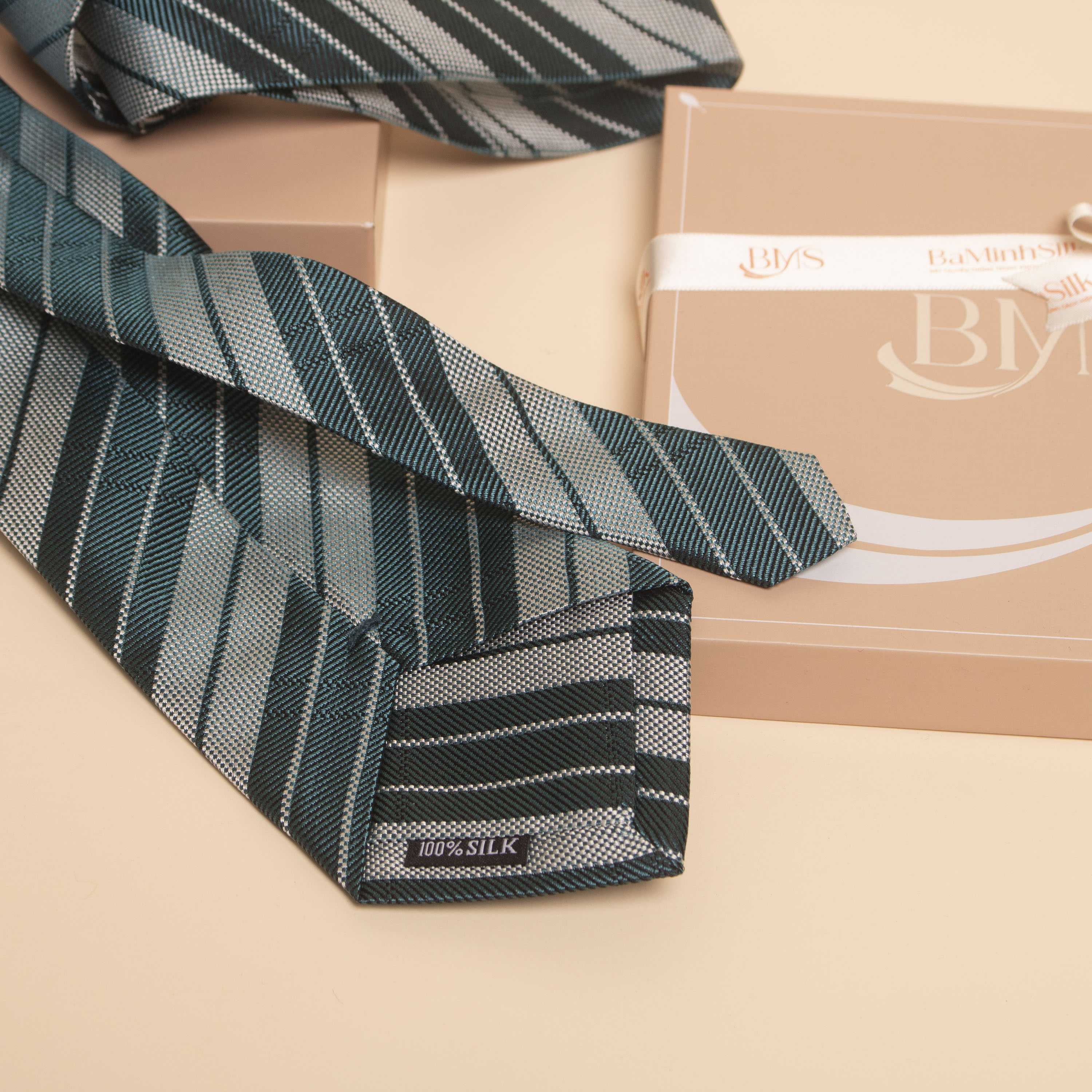 bề mặt cà vạt lụa tơ tằm cv70