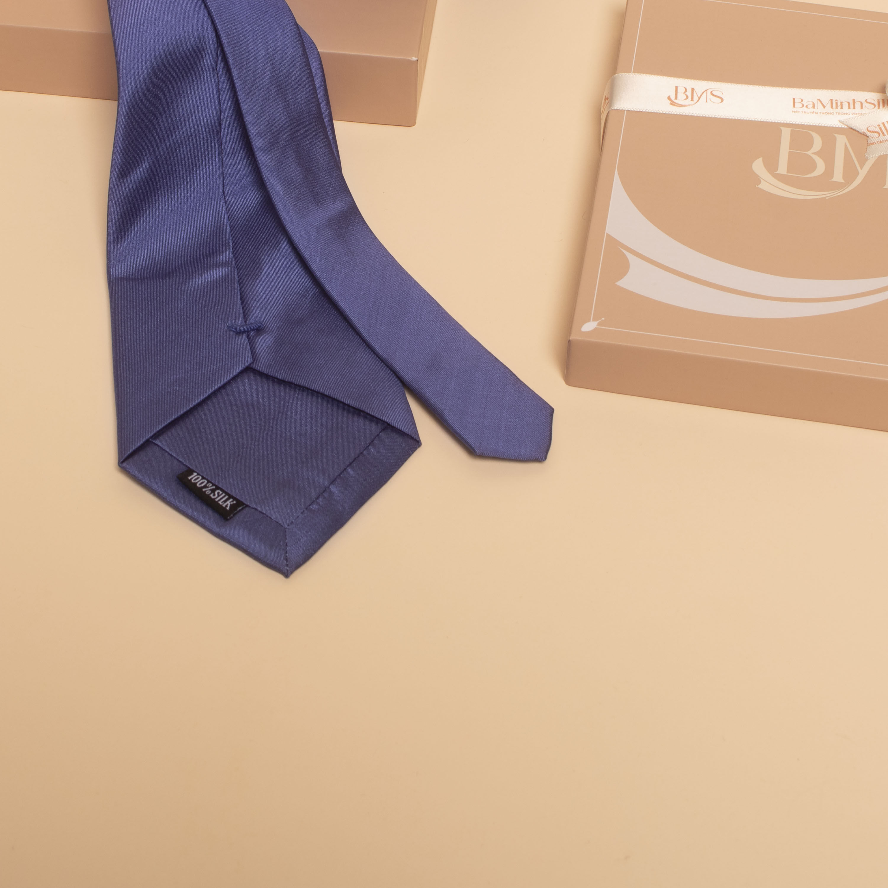 bề mặt cà vạt lụa tơ tằm cv72