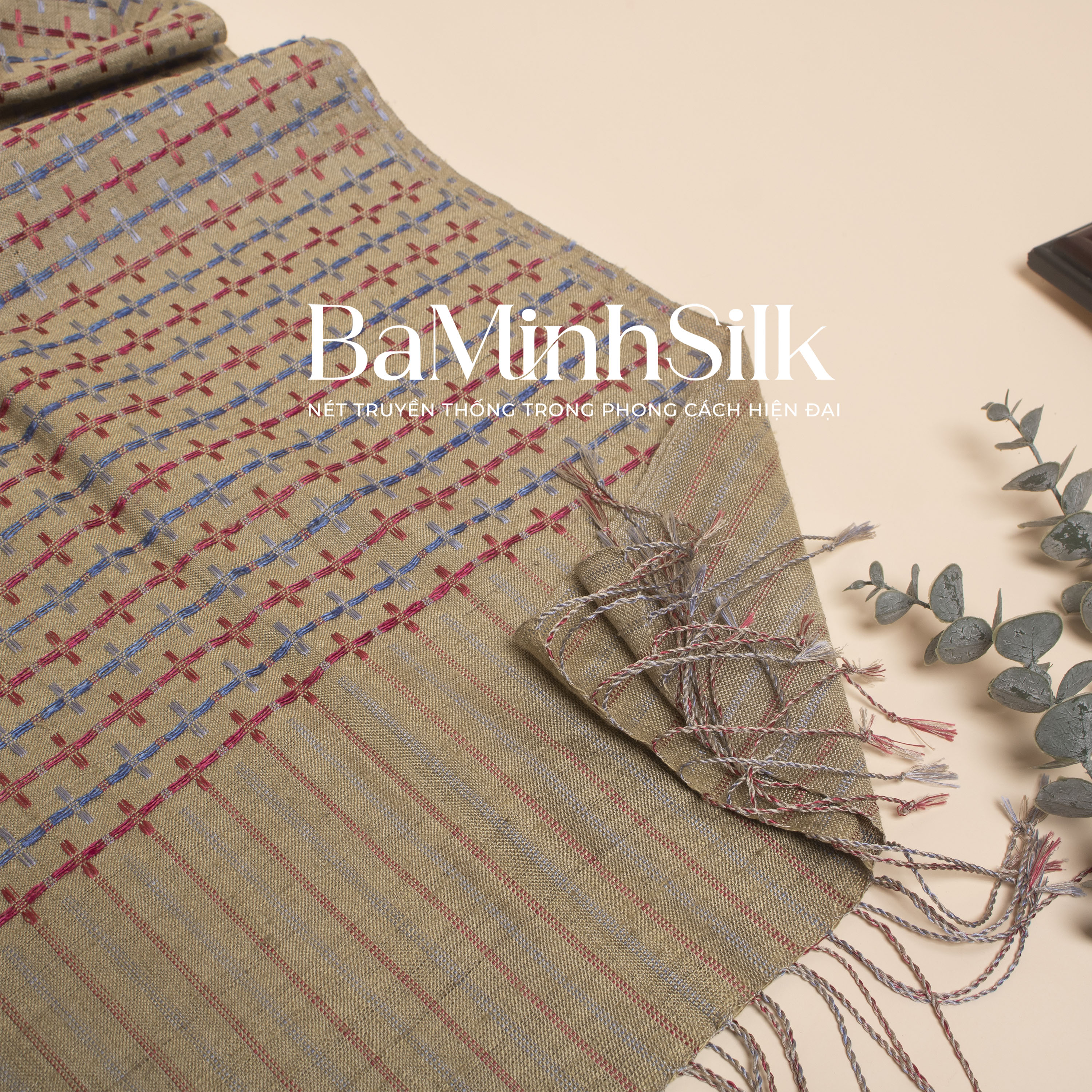 bề mặt khăn thổ cẩm bộc mẩy ghi BMG