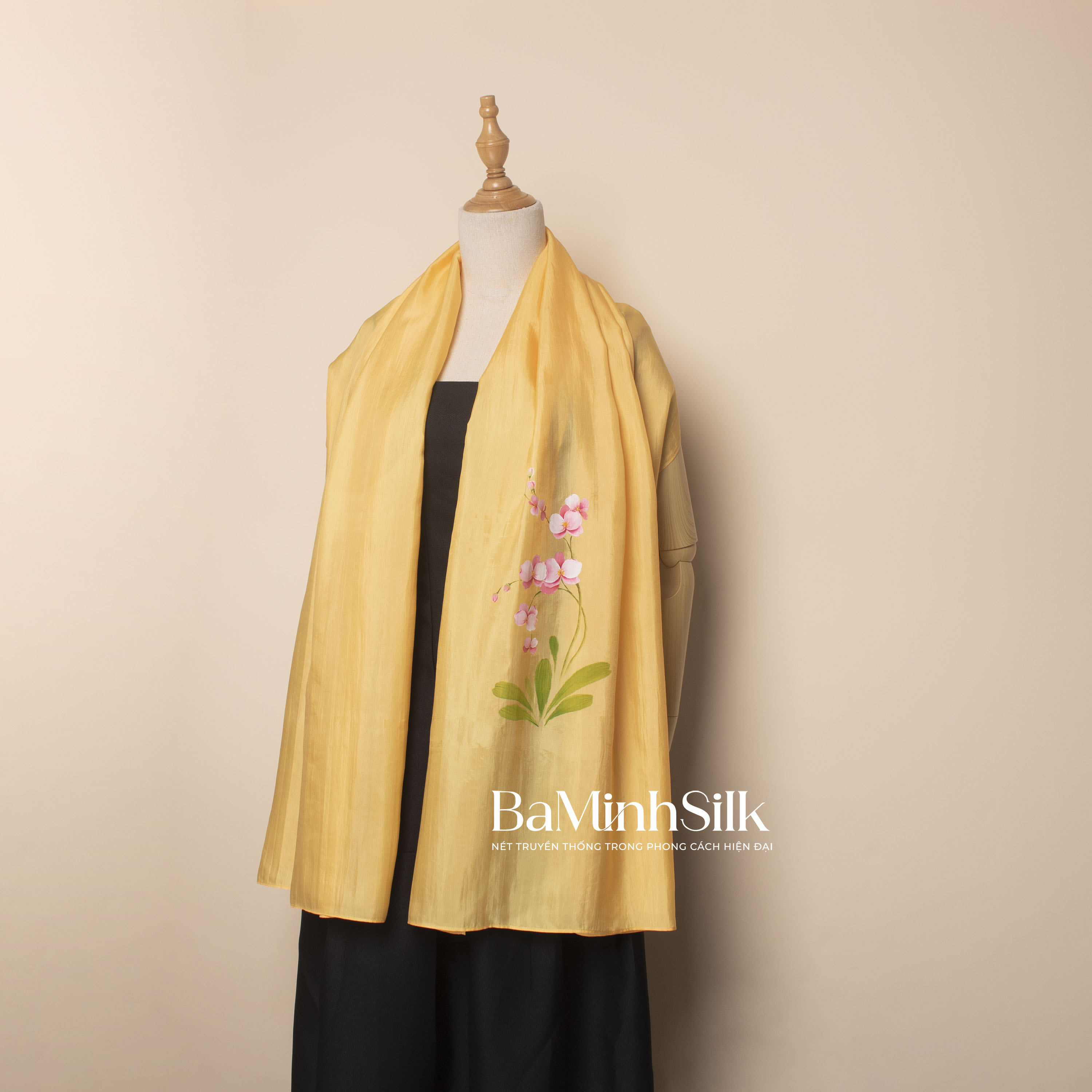 khăn choàng lụa tơ tằm dài vẽ tay hoa lan màu vàng