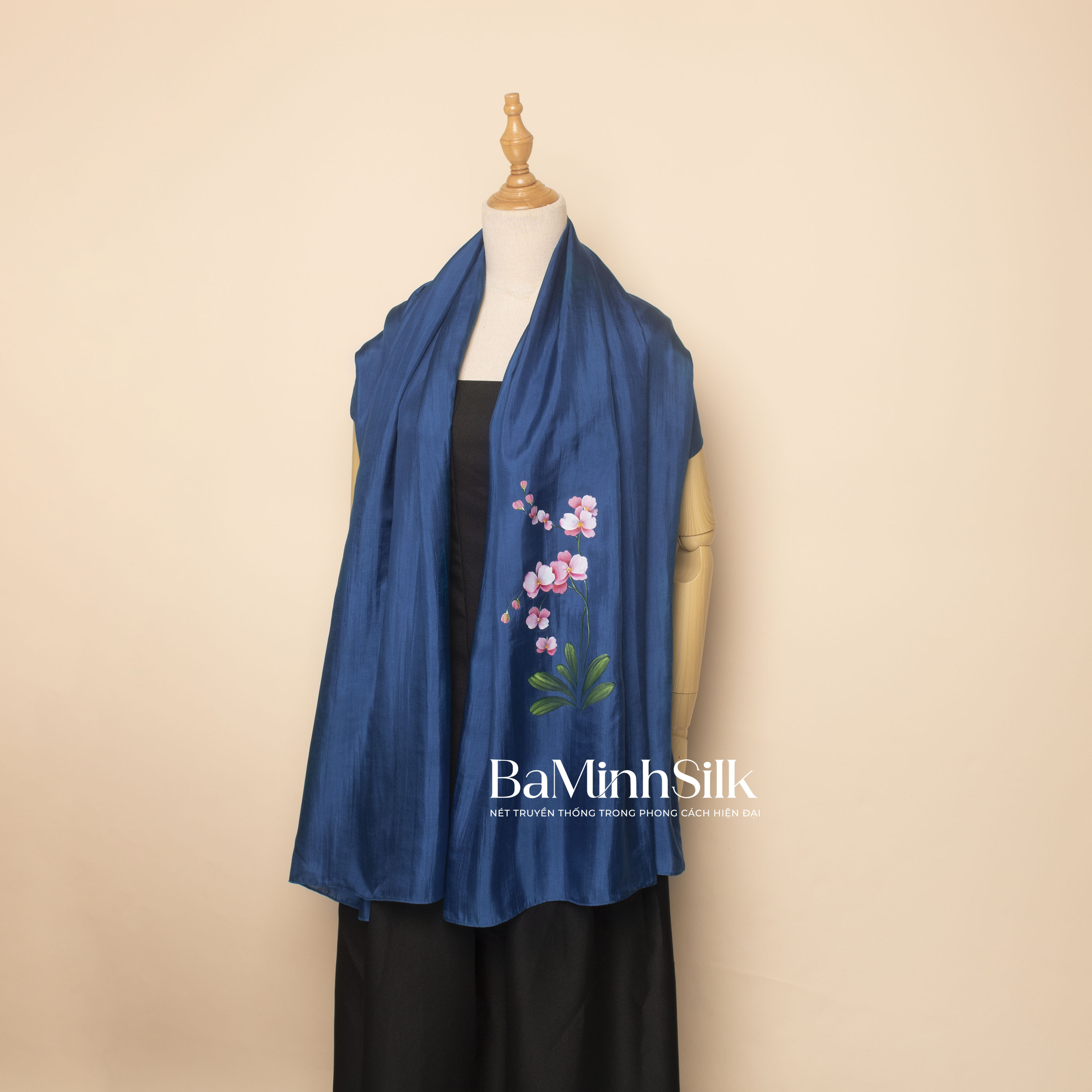 khăn choàng lụa tơ tằm dài vẽ tay hoa lan màu xanh coban
