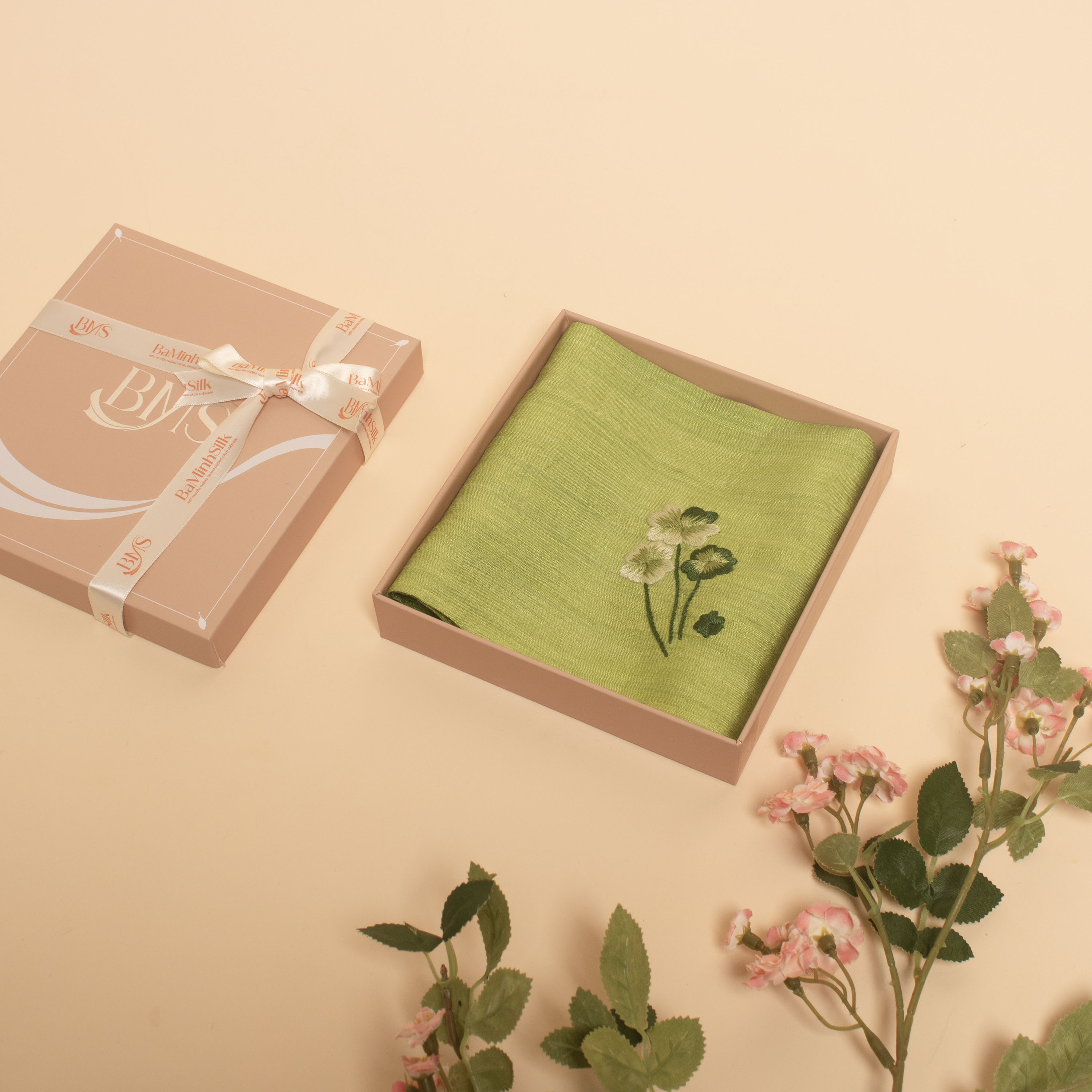 khăn tay cỏ 4 lá xanh lá