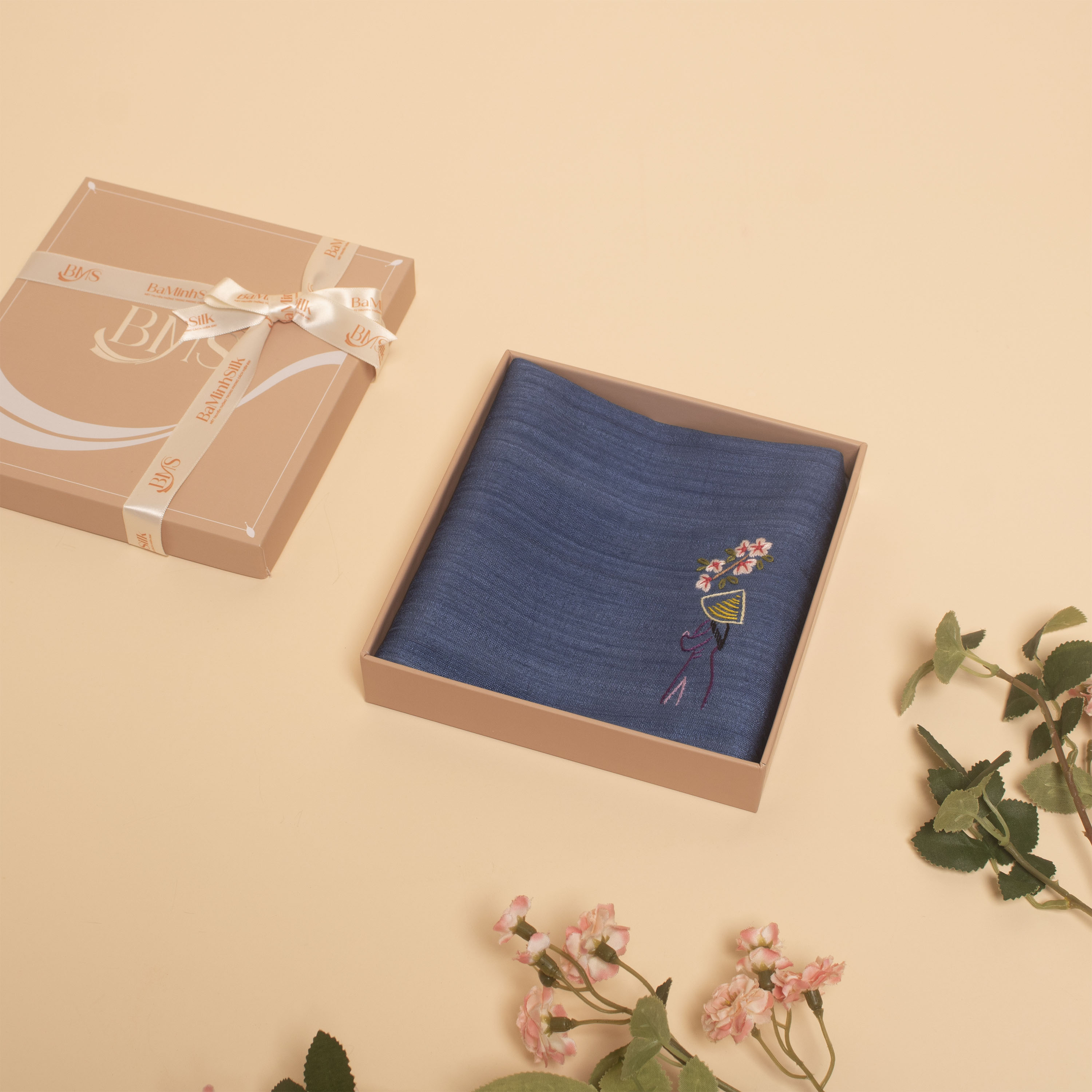 khăn tay cô gái ngắm hoa xanh dương 07