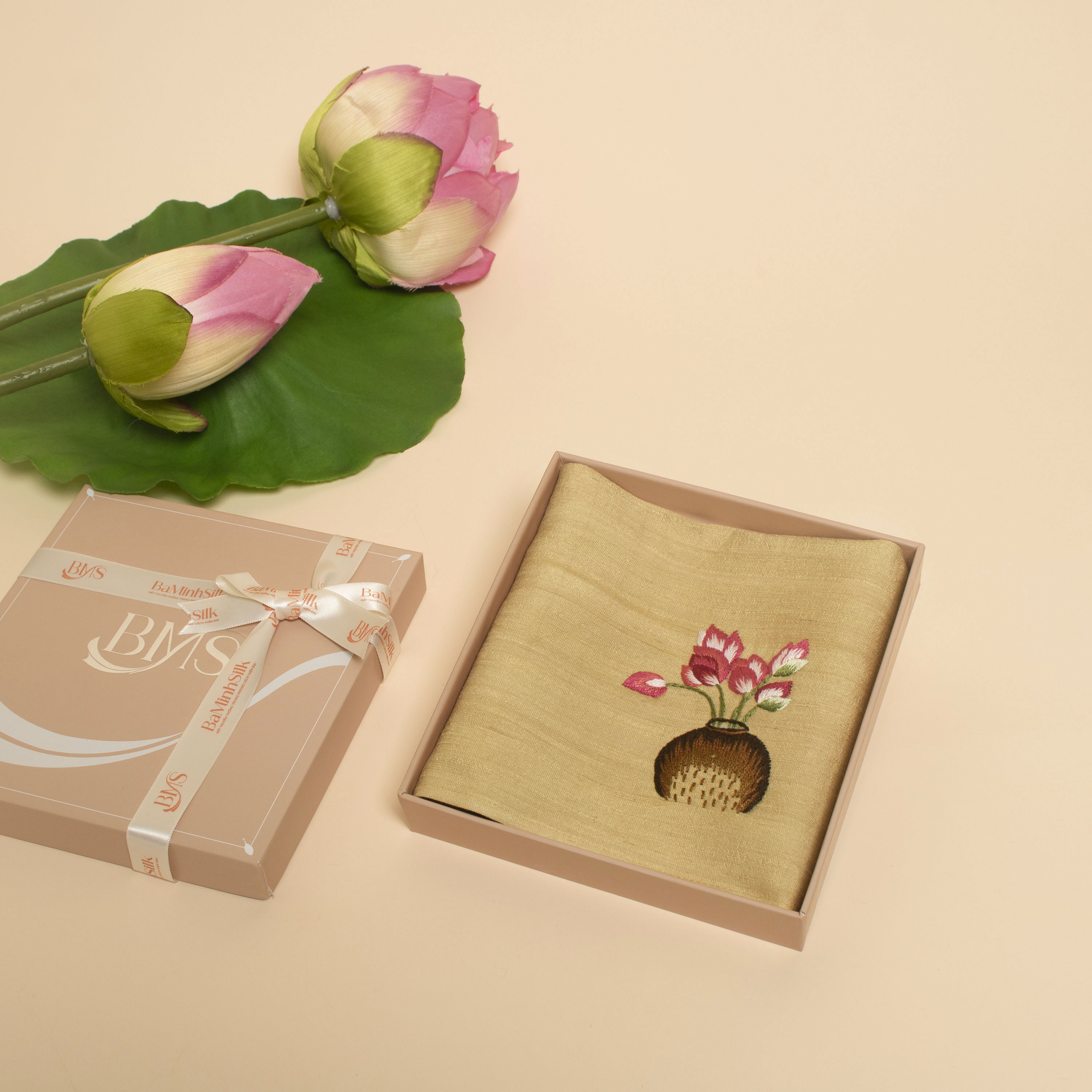 khăn tay thêu bình sen màu lá bàng khăn tay thêu bình sen màu lá bàng