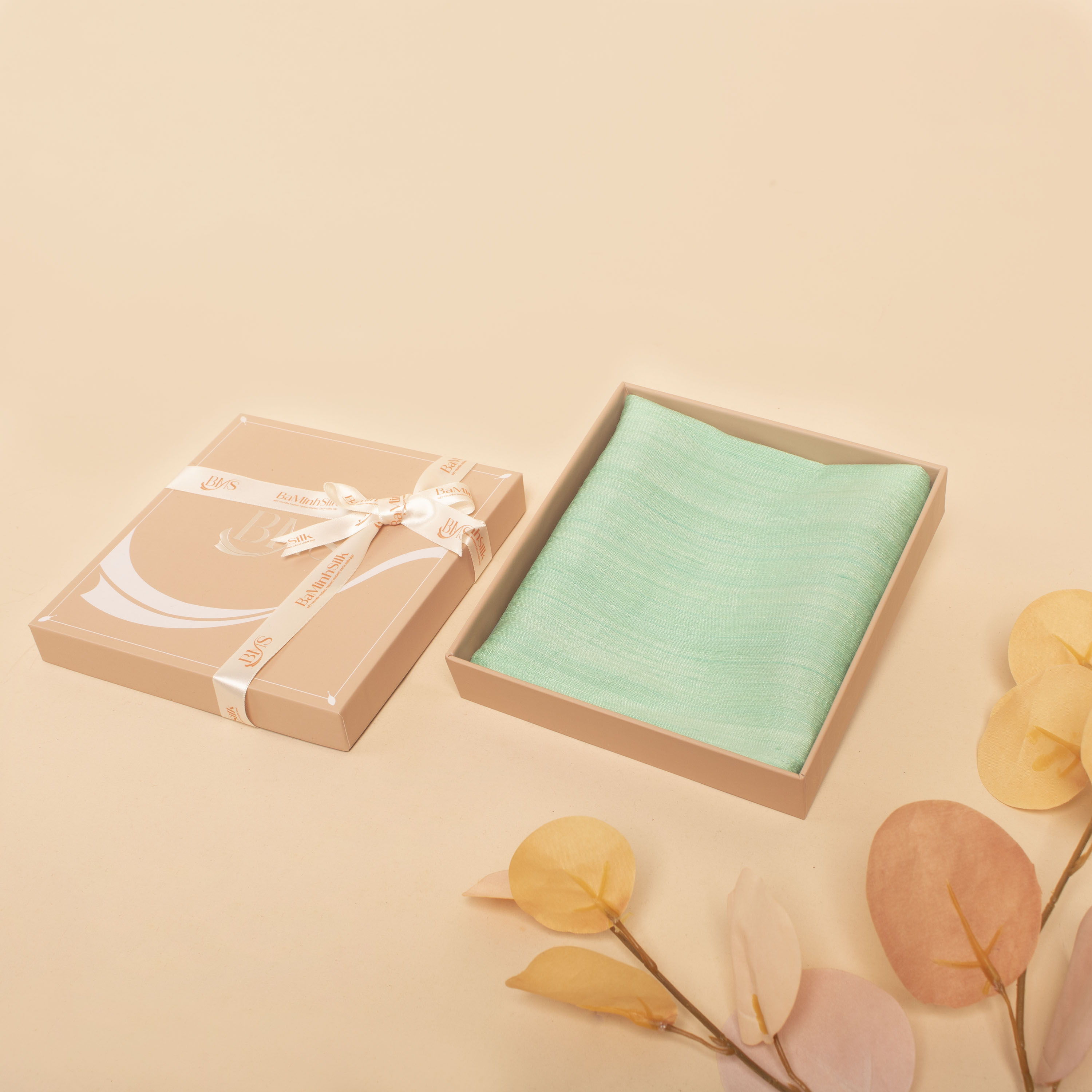 khăn tay tơ tằm màu xanh mint khăn tay tơ tằm màu xanh mint