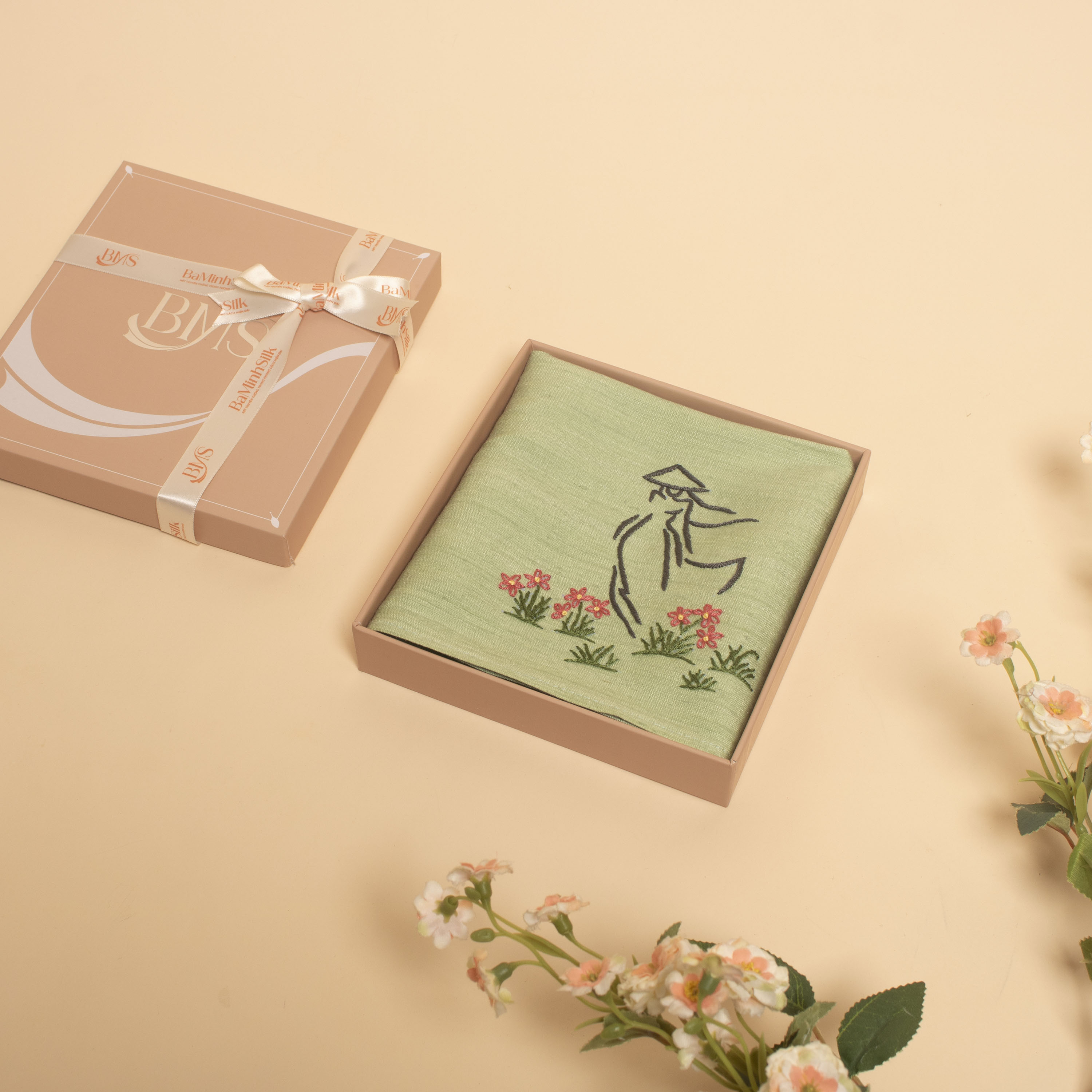 khăn tay tơ tằm xanh lá 01 thêu cô gái áo dài