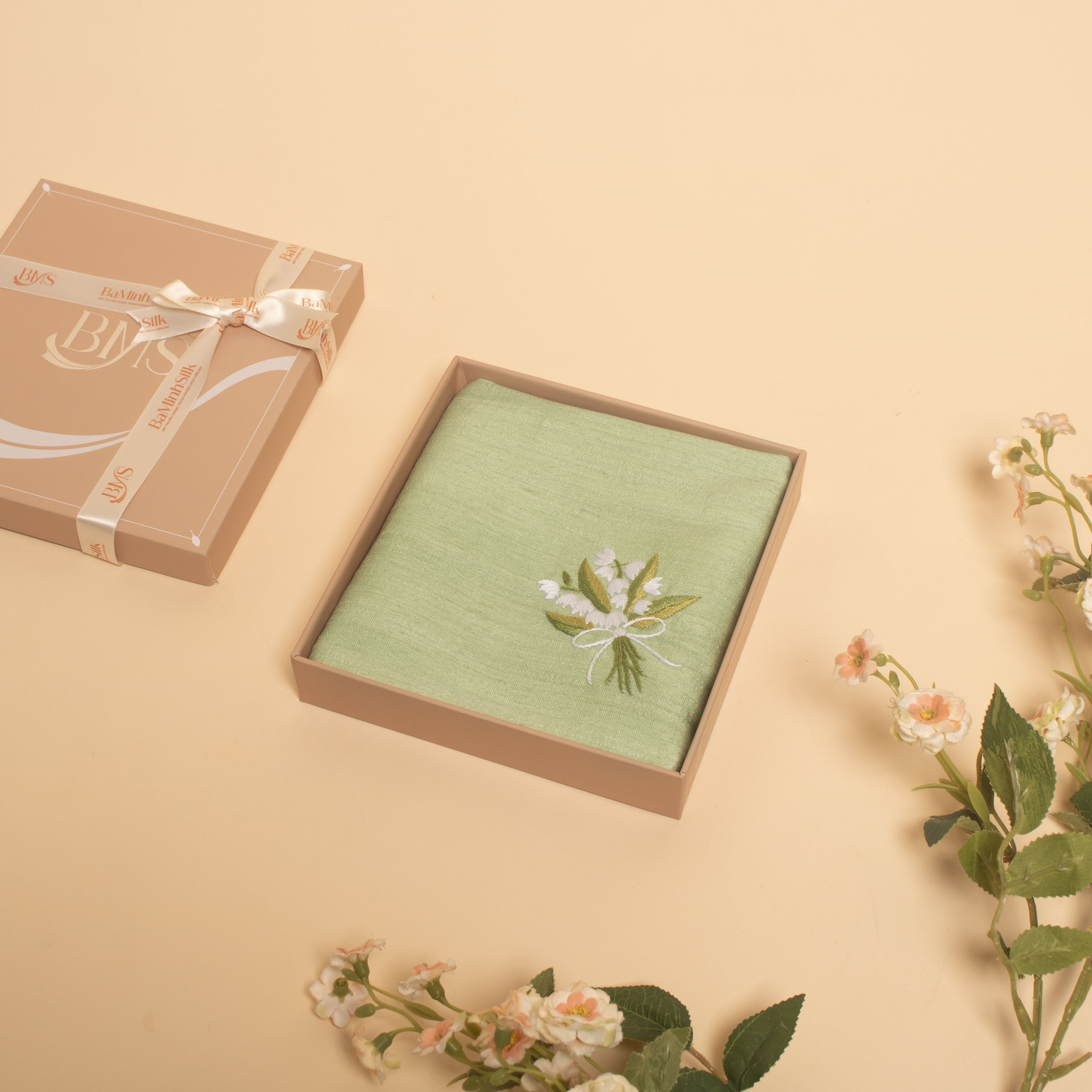 khăn tay tơ tằm xanh lá 01 thêu hoa linh lan