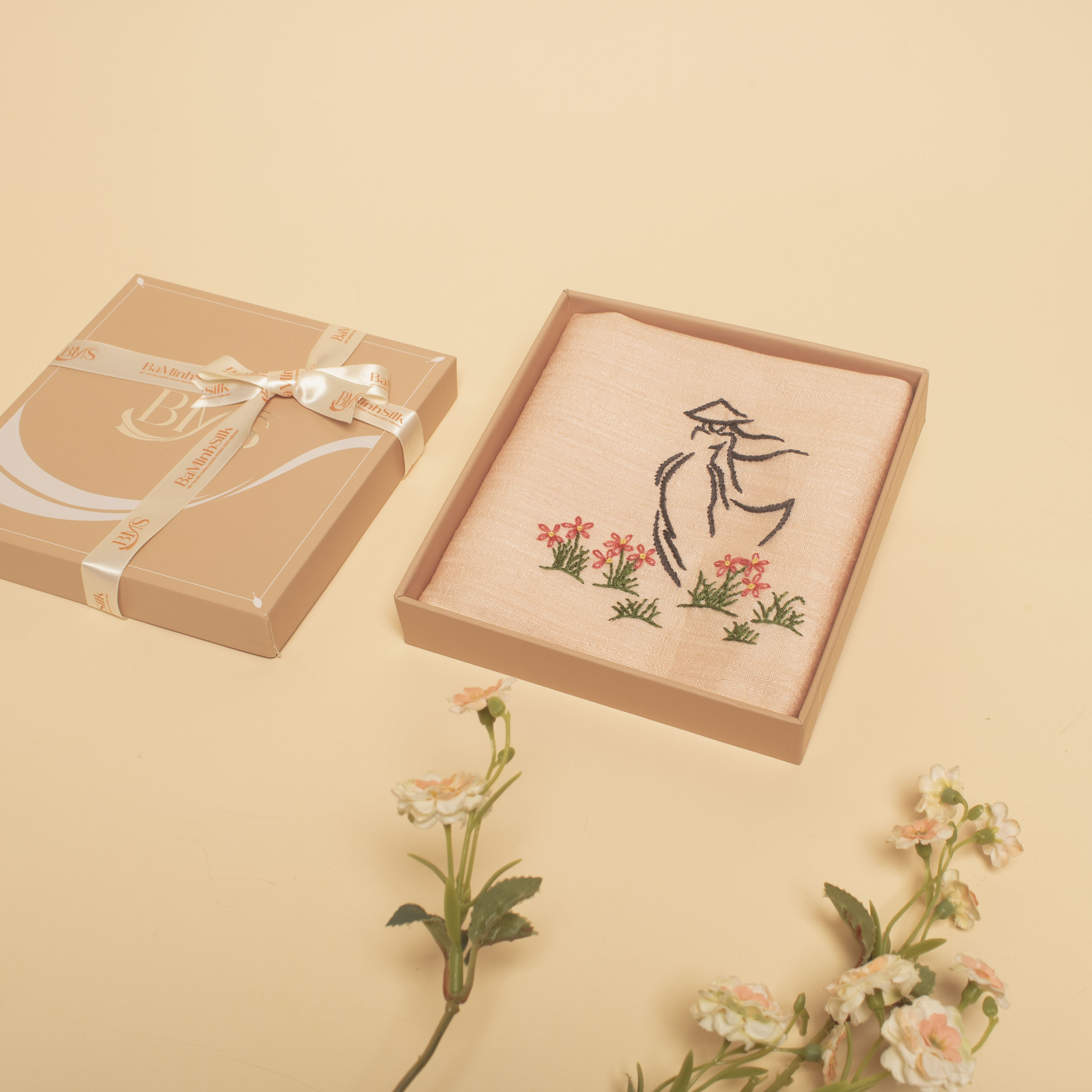 khăn tay hồng nhạt h05 thêu cô gái áo dài