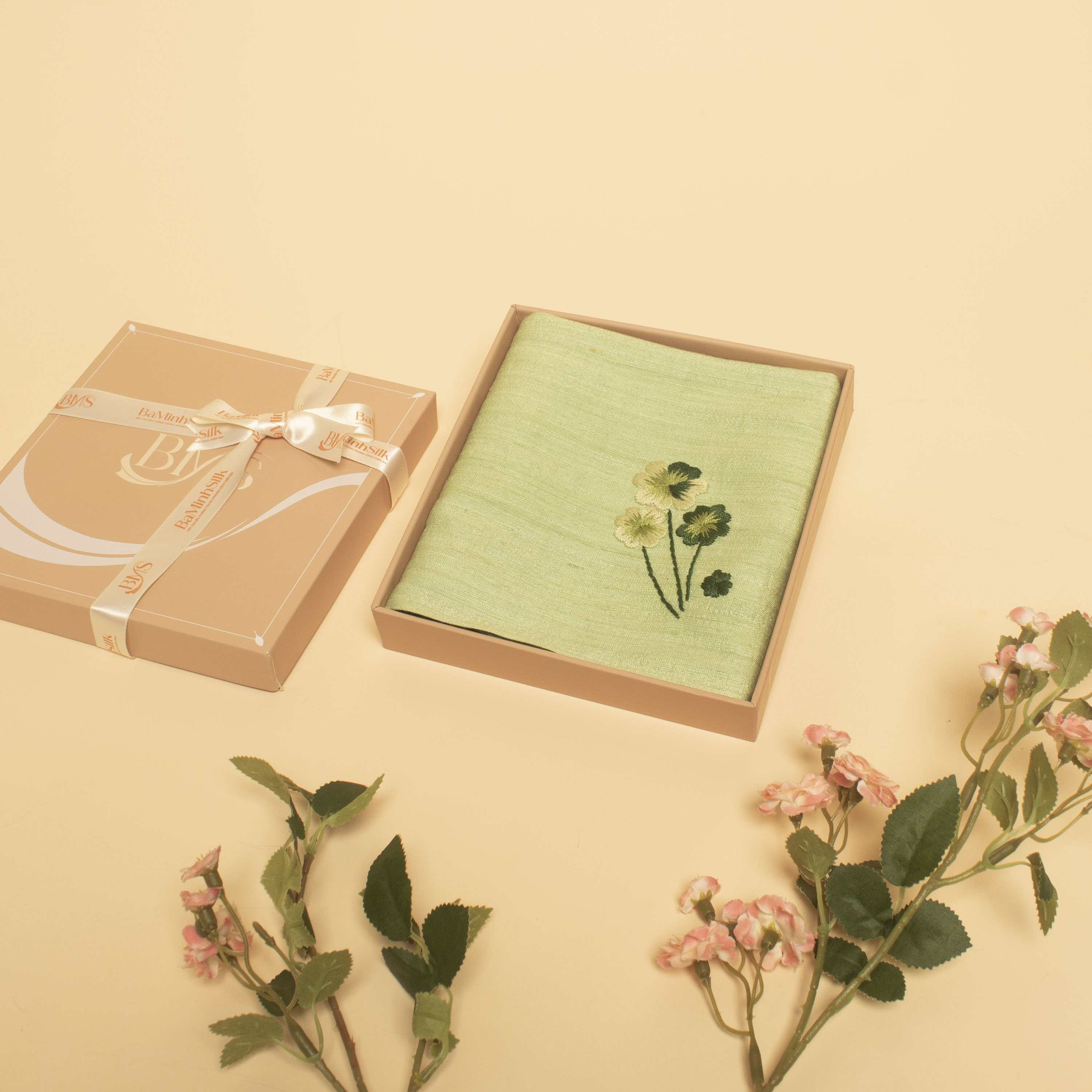 khăn tay xanh lá 01 thêu cỏ 4 lá