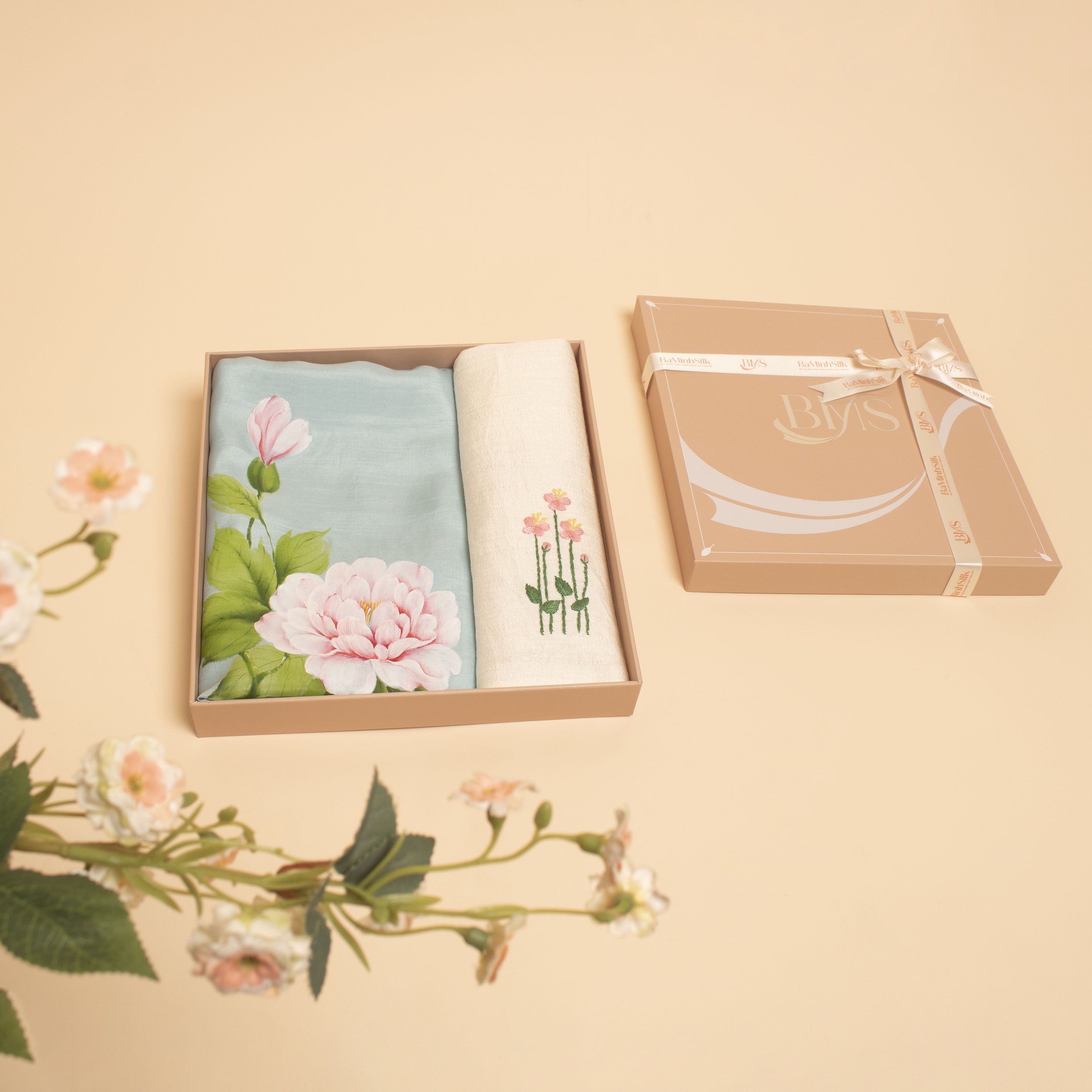 set quà 013 quốc sắc thiên hương, gồm khăn lụa vuông vẽ hoa mẫu đơn và khăn tay thêu - Bá Minh Silk