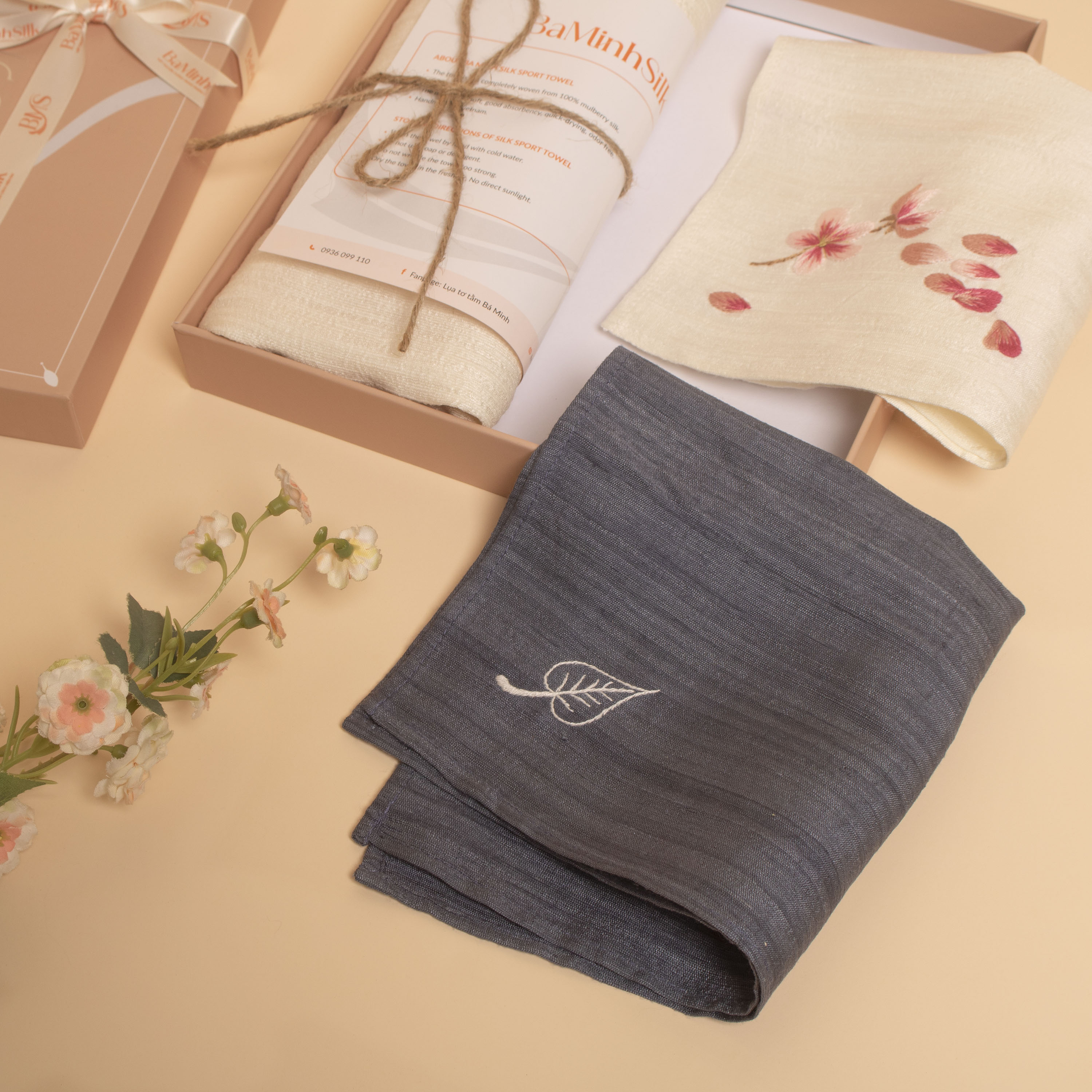set quà 051 đào bay gồm 1 khăn tập thể thao, 2 khăn tay tơ tằm thêu - set quà tặng nam ý nghĩa của Bá Minh Silk