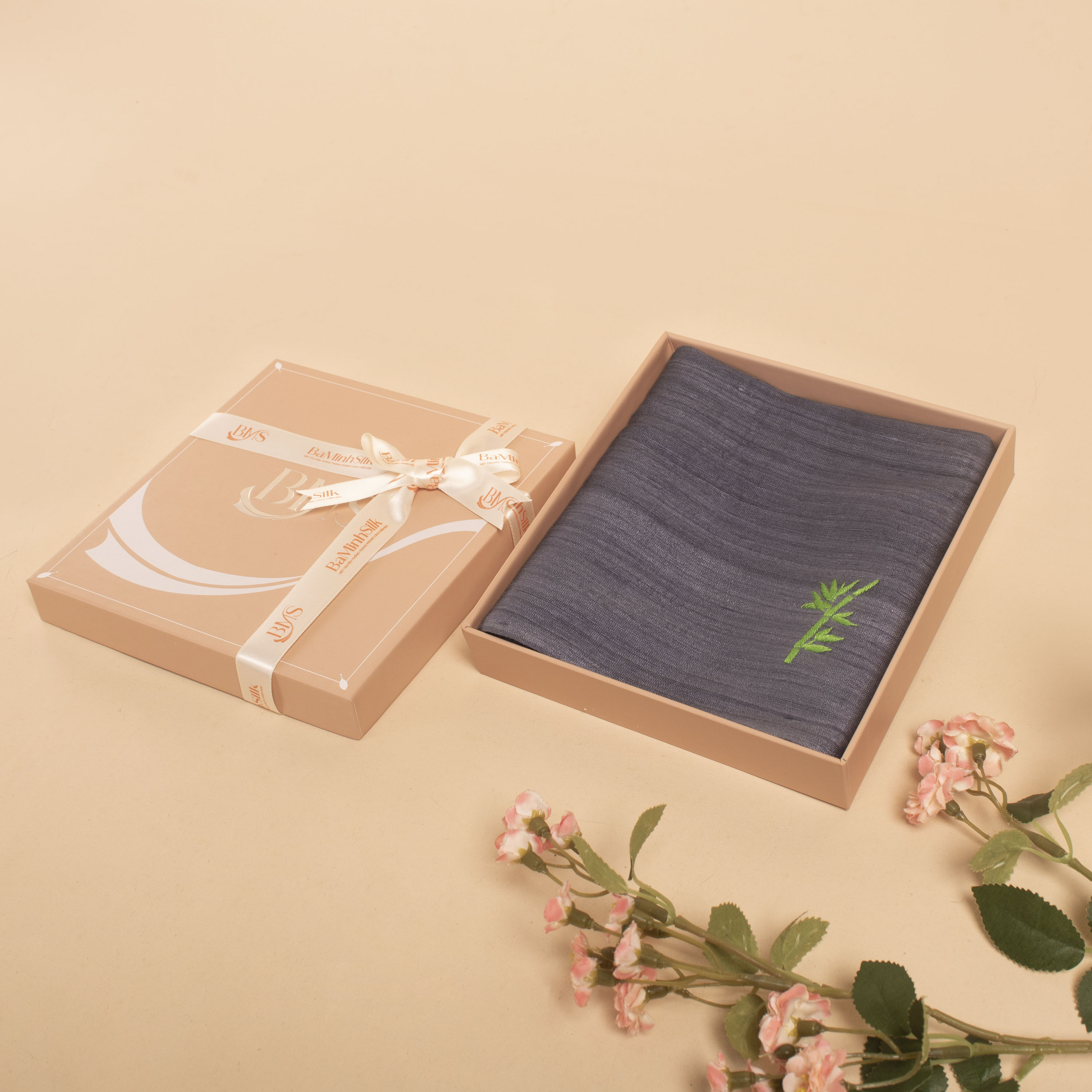 khăn tay tơ tằm màu ghi thêu tre việt 350k