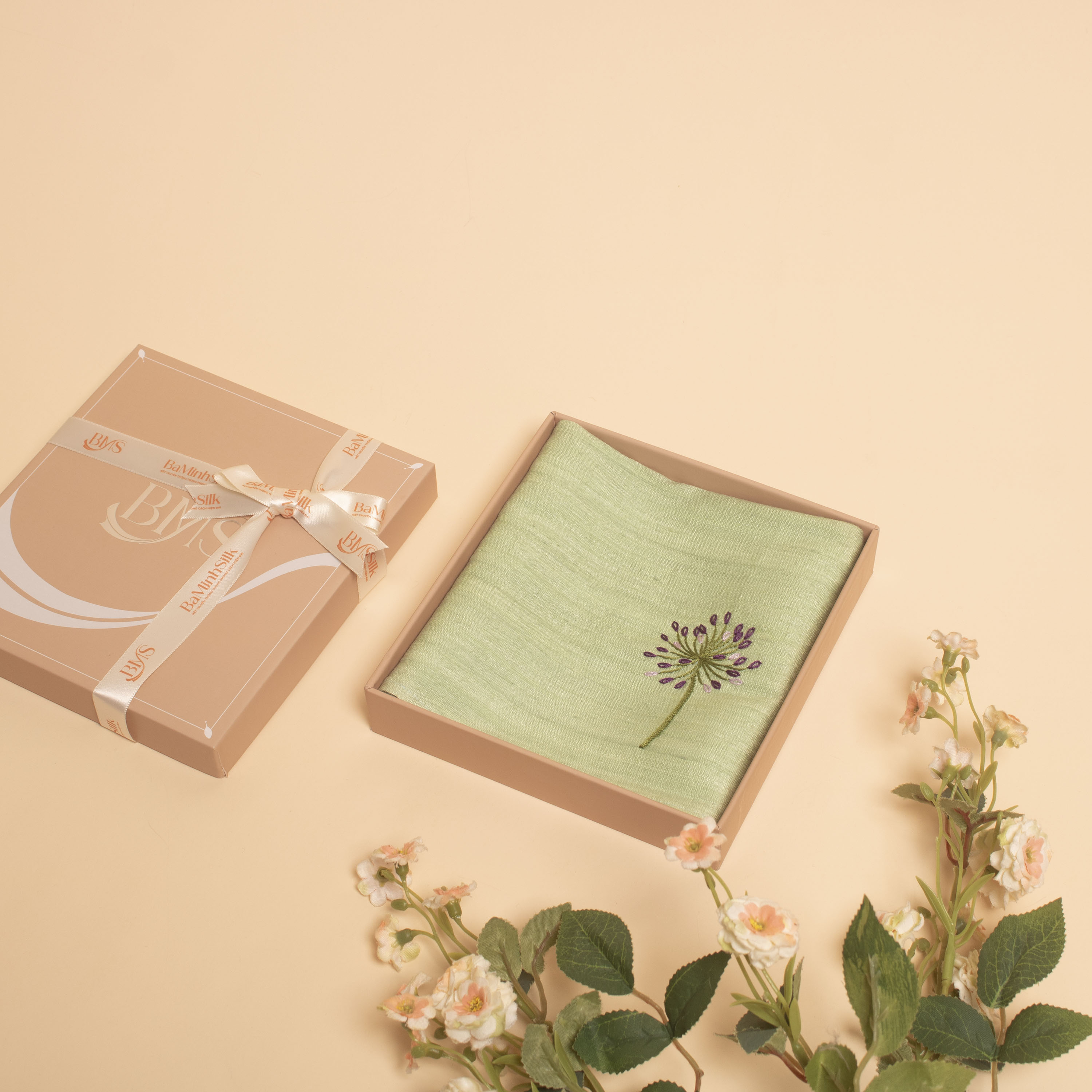 khăn tay tơ tằm màu xanh lá nhạt 01 thêu hoa thạch anh