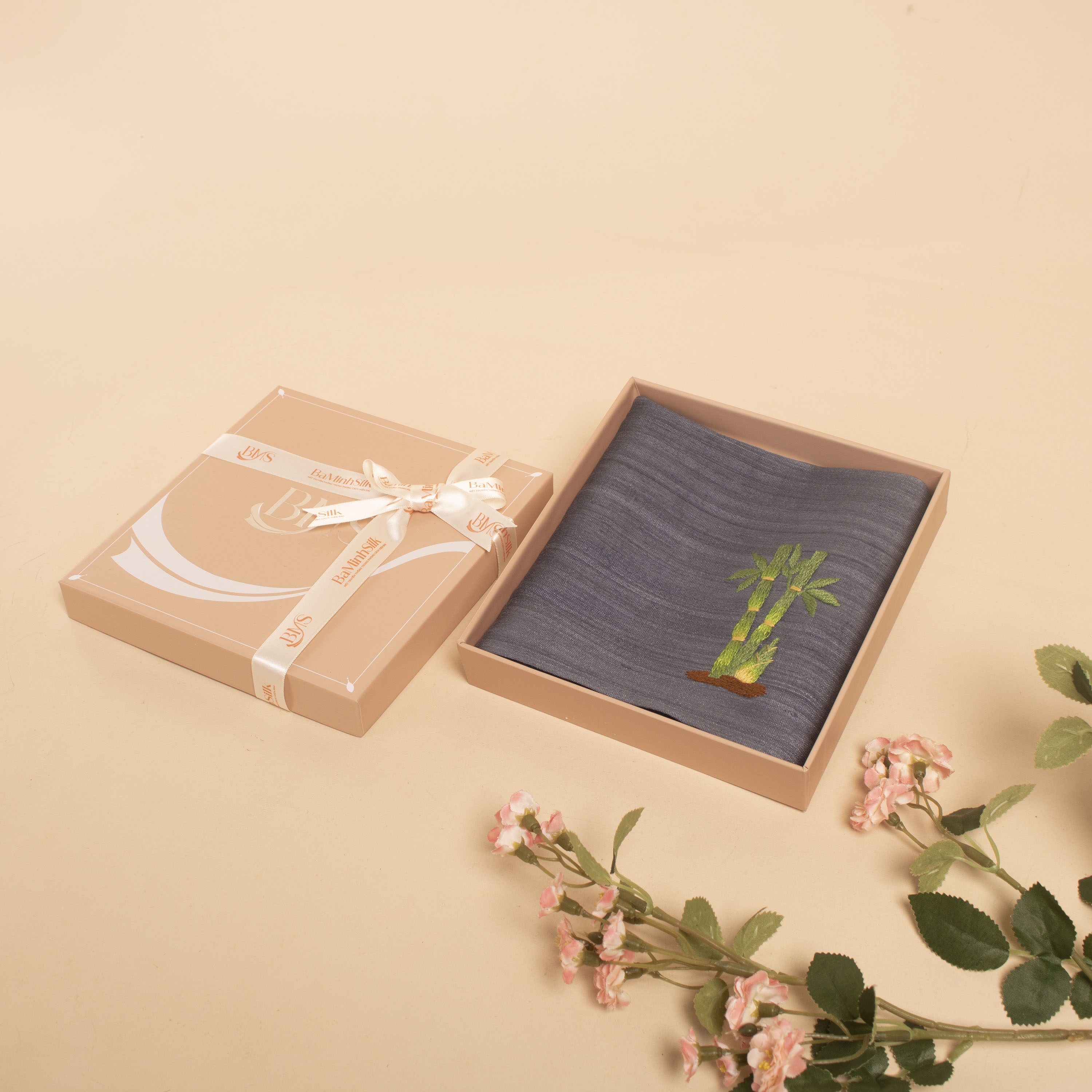 Chuyển đến nội dung chínhChuyển đến thanh công cụ Giới thiệu về WordPress Bá Minh Silk Đang bán hàng Flatsome 44 cập nhật mới 00 bình luận cần kiểm duyệt Tạo mới Xem sản phẩm SEOĐiểm SEO khá Tiếng ViệtLọc nội dung theo ngôn ngữTiếng Việt 0,54s 31,8MB 0,04s 101Q Xin chào, admin Chỉnh sửa sản phẩm Hoạt động cửa hàng Hoạt độnghoạt động chưa đọc Tùy chọn màn hìnhHỗ trợ Sửa sản phẩm Thêm sản phẩm mới Fantastic! You have got 100+ sales with the Discount Rules plugin! Could you please share us with your feedback and a 5-star review on the WordPress repository? Your support will help us continually improve. Ok, you deserve it Nope, maybe later I already did Bỏ qua thông báo này CartFlows Icon Hello! Seems like you have used WooCommerce Cart Abandonment Recovery by CartFlows plugin to recover abandoned carts. — Thanks a ton! Could you please do us a BIG favor and give it a 5-star rating on WordPress? This would boost our motivation and help other users make a comfortable decision while choosing the CartFlows cart abandonment plugin. Ok, you deserve it Nope, maybe later I already did Bỏ qua thông báo này EditorUX Builder Tên sản phẩm Khăn tay thêu Tre Việt Bỏ qua để biên tập Đường dẫn tĩnh: https://baminhsilk.vn/khan-tay-theu-tre-viet/ Chỉnh sửa Mô tả sản phẩm Thêm Media Trực quanMã Tệp tin Chỉnh sửa Xem Chèn Định dạng Các công cụ Bảng ĐoạnTOCShortcodes Arial11pt Số từ: 0 Chỉnh sửa lần cuối ngày 7 Tháng 6, 2025 lúc 5:20 chiều Di chuyển lênDi chuyển xuốngChuyển đổi bảng điều khiển: Ngôn ngữ Ngôn ngữ Ngôn ngữ Tiếng Việt Tiếng Việt Các bản dịch English Thêm bản dịch trong English Bản dịch Di chuyển lênDi chuyển xuốngChuyển đổi bảng điều khiển: Xuất bản Xem trước(mở trong cửa sổ mới) Trạng thái: Đã xuất bản Chỉnh sửaChỉnh sửa trạng thái Hiển thị: Công khai Chỉnh sửaChỉnh sửa độ rõ nét Đã xuất bản lúc: Th4 26, 2021 lúc 21:16 Chỉnh sửaChỉnh sửa ngày tháng và thời gian Phân tích SEO: OK Phân tích khả năng đọc: OK Hiển thị trong danh mục: Cửa hàng và kết quả tìm kiếm Chỉnh sửa Sao chép tới một bản nháp Bỏ vào thùng rác Di chuyển lênDi chuyển xuốngChuyển đổi bảng điều khiển: Ảnh sản phẩm Nhấn vào ảnh để sửa hoặc cập nhật Xóa ảnh sản phẩm Di chuyển lênDi chuyển xuốngChuyển đổi bảng điều khiển: Danh mục sản phẩm Tất cả danh mục Dùng nhiều nhất Bộ sưu tập quà 20/10 Chăm sóc giấc ngủ Bịt mắt lụa Vỏ Gối Lụa Tơ Tằm Châu á yêu thích Cho Bé Khăn mặt cho bé Khăn tắm cho bé Cho nam Cà vạt lụa Khăn đũi tơ tằm Khăn mùi xoa Khăn tơ tằm thổ cẩm Phụ kiện chăm sóc sức khoẻ Bịt mắt ngủ Khăn tập thể thao Cho nữ Khăn choàng đũi tơ tằm Khăn choàng tơ tằm thổ cẩm Khăn lụa tơ tằm Khăn lụa dài Khăn lụa vuông Khăn lụa tơ tằm vẽ tay Khăn lụa dài vẽ Khăn lụa vuông vẽ Khăn lụa vẽ size 70x70cm Khăn lụa vẽ size 80x80cm Khăn tay thêu Vòng cổ lụa Phụ kiện xinh Băng đô lụa Bịt mắt lụa Buộc tóc lụa Khẩu Trang Lụa Khăn mặt tơ tằm Khăn tắm tơ tằm Quà tặng người Âu - Mỹ yêu thích Tất cả set quà Set quà đôi nam nữ Set Quà Tặng Nữ Set Quà Tặng Nam Set quà cho bé Tất cả vải tơ tằm Vải đũi tơ tằm Vải lụa thủ công Vải tơ sống Yêu thích nhất tháng Khăn choàng đũi tơ tằm + Thêm danh mục mới Di chuyển lênDi chuyển xuốngChuyển đổi bảng điều khiển: Album hình ảnh sản phẩm Thêm ảnh thư viện sản phẩm Di chuyển lênDi chuyển xuốngChuyển đổi bảng điều khiển: Thẻ sản phẩm Thêm thẻ mới Phân tách các thẻ bằng dấu phẩy Xoá term: Khăn tay nữ Khăn tay nữXoá term: khăn tay thêu khăn tay thêu Chọn từ các thẻ được sử dụng nhiều nhất Di chuyển lênDi chuyển xuốngChuyển đổi bảng điều khiển: Thương hiệu Di chuyển lênDi chuyển xuốngChuyển đổi bảng điều khiển: LiteSpeed Sản phẩm có biến thể Di chuyển lênDi chuyển xuốngChuyển đổi bảng điều khiển: Dữ liệu sản phẩm Kiểm kê kho hàng Vận chuyển Sản phẩm được liên kết Thuộc tính Các biến thể Swatches Settings Nâng cao Product layout Extra SKU GTIN, UPC, EAN, hoặc ISBN Các cài đặt bên dưới áp dụng cho tất cả các biến thể không bật quản lý tồn kho thủ công. Tìm hiểu thêm Quản lý tồn khoTheo dõi số lượng tồn kho cho sản phẩm này Bán riêng lẻGiới hạn mua 1 sản phẩm mỗi đơn hàng Di chuyển lênDi chuyển xuốngChuyển đổi bảng điều khiển: Yoast SEO SEO Tính dễ đọc Dữ liệu có cấu trúc Mạng xã hội Cụm từ khóa chínhGiúp lựa chọn cụm từ khóa chính hoàn hảo(Mở trong cửa số mới) Khăn tay thêu Tre Việt Nhận các cụm từ khóa liên quan(Mở trong cửa số mới) Giao diện tìm kiếm Bạn có muốn bản xem trước Google nâng cao về cách sản phẩm WooCommerce của bạn hiển thị trong kết quả tìm kiếm không? Mở khóa với Yoast WooCommerce SEO Xác định cách bài viết của bạn sẽ hiển thị trong kết quả tìm kiếm. Xem trước: Kết quả trên di độngKết quả trên máy tính Xem trước URL: Bá-Minh-Silk-Lụa-Tơ-Tằm-Việt-Nam baminhsilk.vn Xem trước tiêu đề SEO: Khăn tay thêu Tre Việt - Bá Minh Silk Xem trước mô tả: Khăn tay thêu Tre Việt là khăn tay lụa tơ tằm thêu tay, Tre Việt biểu tượng cho tình yêu, sự gắn kết hòa hợp, yêu thương lẫn nhau của dân tộc Việt Nam Tiêu đề SEO Chèn biến Tiêu đề Trang Dấu phân tách Tiêu đề website Đường dẫn khan-tay-theu-tre-viet Thẻ mô tả Chèn biến Khăn tay thêu Tre Việt là khăn tay lụa tơ tằm thêu tay, Tre Việt biểu tượng cho tình yêu, sự gắn kết hòa hợp, yêu thương lẫn nhau của dân tộc Việt Nam Phân tích SEOOK Khăn tay thêu Tre Việt Phân tích SEO cao cấp Premium Thêm từ khóa liên quan Premium Theo dõi hiệu suất SEO Đề xuất liên kết nội bộ Premium Nội dung quan trọng Nâng cao Di chuyển lênDi chuyển xuốngChuyển đổi bảng điều khiển: Mô tả ngắn của sản phẩm Thêm MediaTrực quanMã Tệp tin Chỉnh sửa Xem Chèn Định dạng Các công cụ Bảng ĐoạnTOCShortcodes Arial11pt Di chuyển lênDi chuyển xuốngChuyển đổi bảng điều khiển: Đánh giá Thêm Bình luận Không có bình luận Đóng hộp thoại Ảnh sản phẩm Tải lên tệp mớiChọn từ thư viện Media Lọc mediaLọc theo loại Hình ảnh Lọc theo ngày Tất cả các ngày Tìm tệp media Danh sách media Đang hiển thị 94 của 4204 file media Tải thêm Đang tải lên 9 / 13 – khăn tay tơ tằm thêu tre việt màu vàng rêu đóng gói.jpg Chi tiết tệp đính kèm khan-tay-to-tam-theu-tre-viet-mau-ghi.jpg 22 Tháng 9, 2025 571 KB 3000 dài và rộng 3000 pixel Sửa ảnh Xóa vĩnh viễn Văn bản thay thế Xem cách mô tả nội dung ảnh(mở trong cửa sổ mới). Để trống nếu ảnh chỉ dùng làm hiệu ứng trang trí.Tiêu đề khăn tay tơ tằm thêu tre việt màu ghi Chú thích Nội dung đánh giá Liên kết của tệp tin: https://baminhsilk.vn/wp-content/uploads/2021/04/khan-tay-to-tam-theu-tre-viet-mau-ghi.jpg Sao chép liên kết Hành động cho các media đã được chọnĐặt ảnh sản phẩm Chưa có tệp nào được chọn