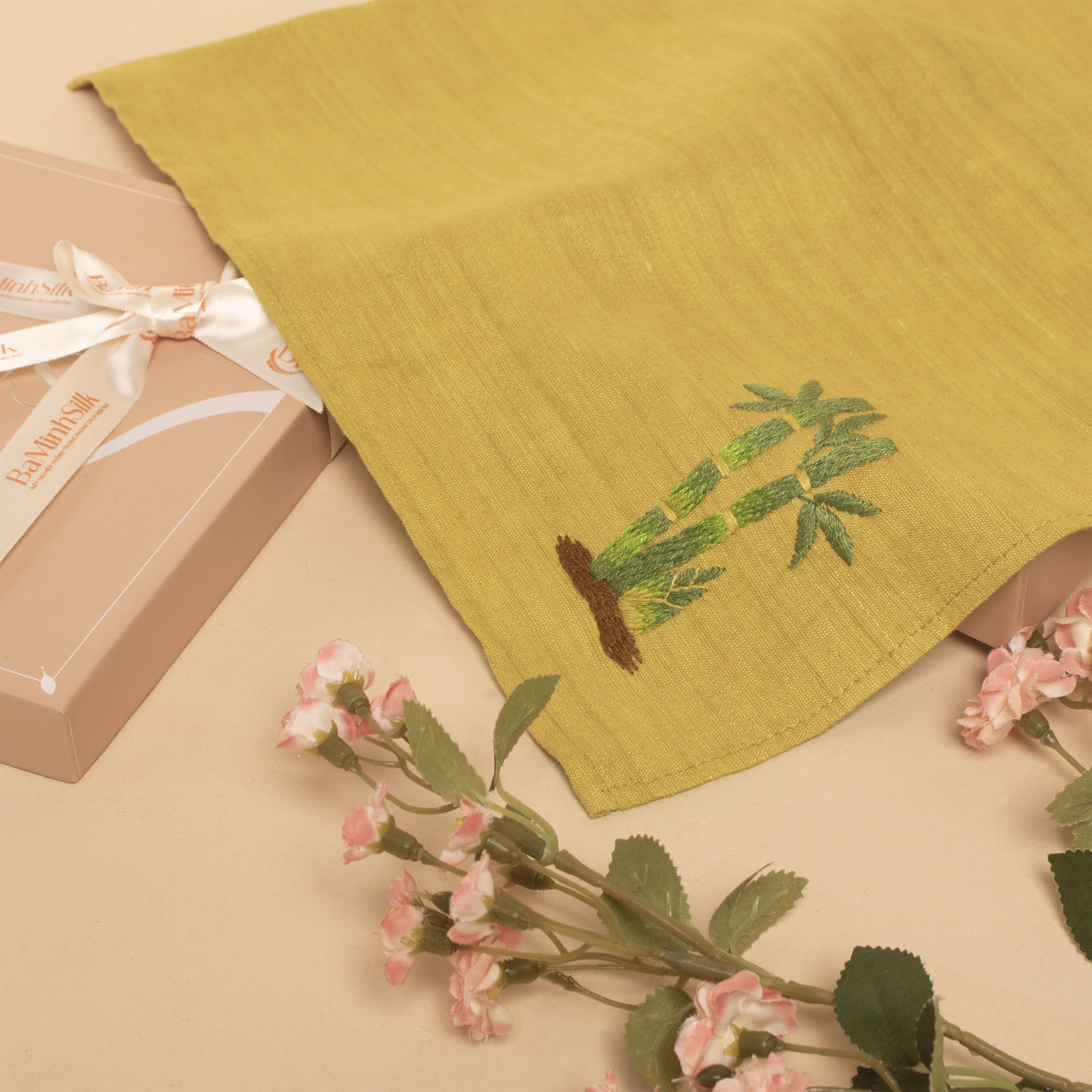 khăn tay tơ tằm thêu tre việt màu vàng rêu bề mặt