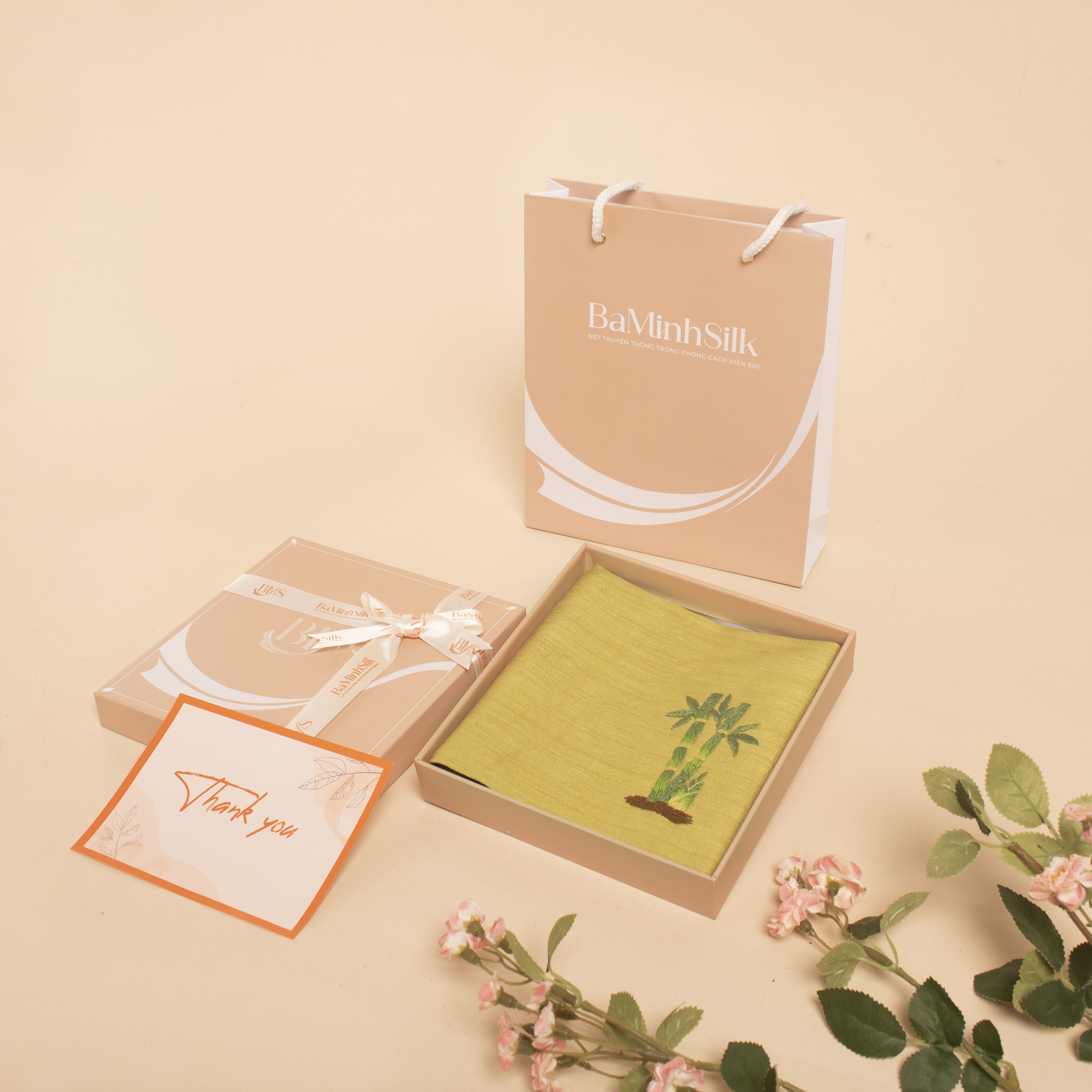 khăn tay tơ tằm thêu tre việt màu vàng rêu đóng gói khăn tay tơ tằm thêu tre việt màu vàng rêu đóng gói