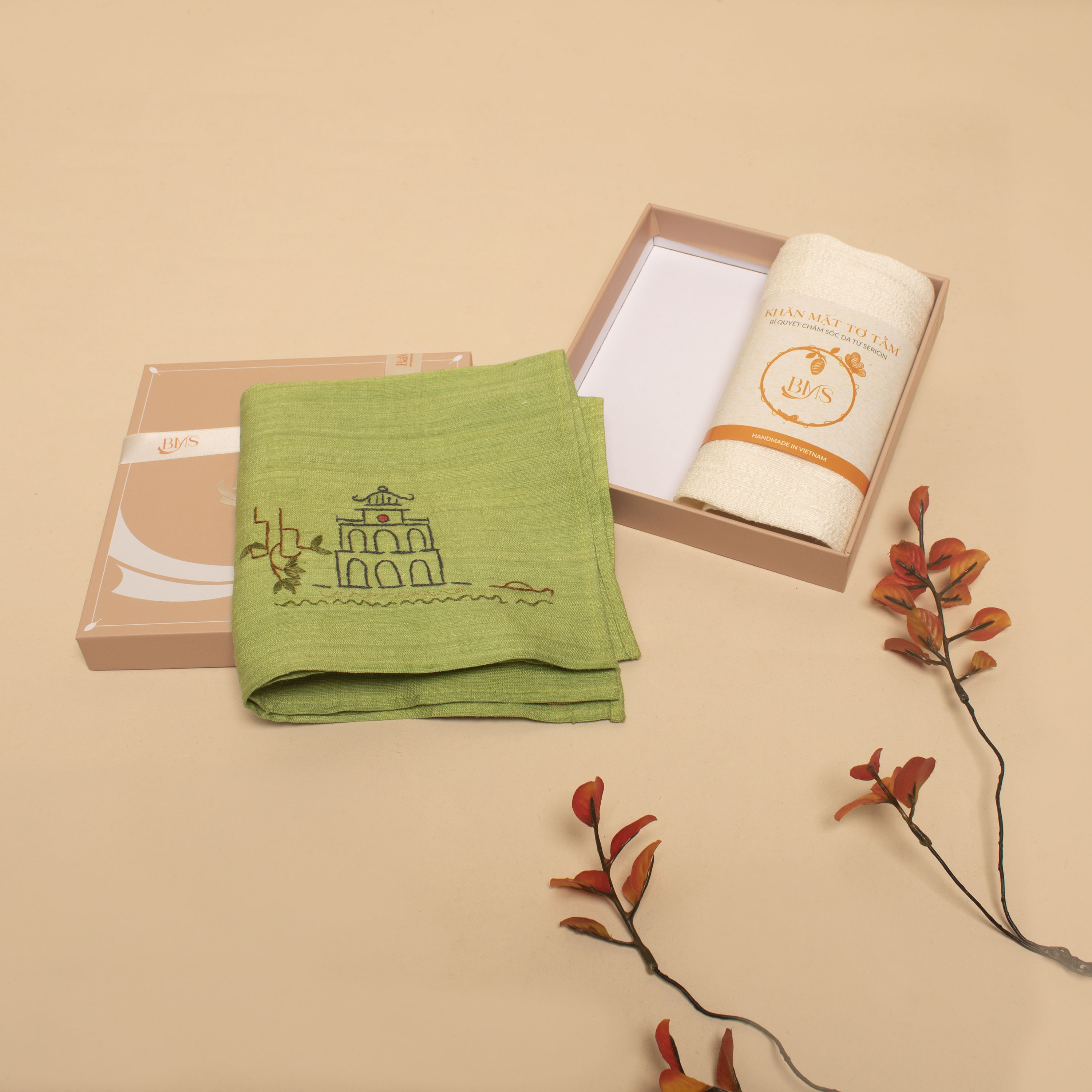 set quà Hà Nội gồm khăn tay thêu tháp rùa và khăn mặt tơ tằm của Bá Minh Silk
