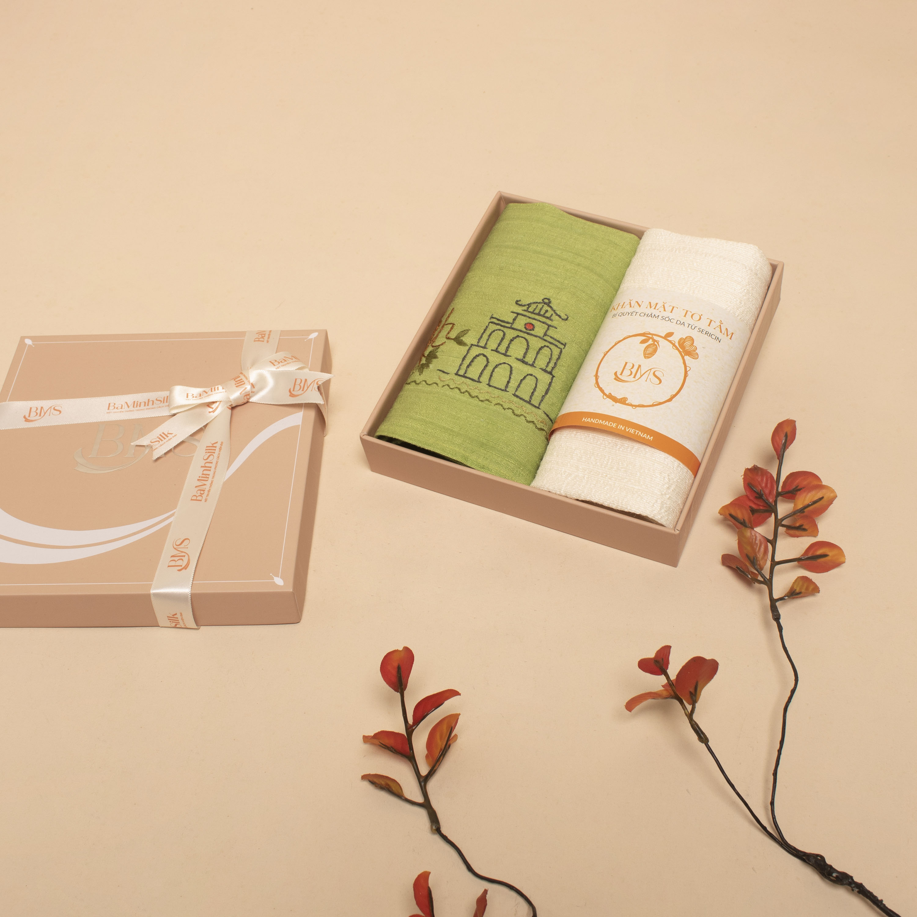 set quà 027 Hà Nội gồm khăn tay thêu tháp rùa và khăn mặt tơ tằm của Bá Minh Silk