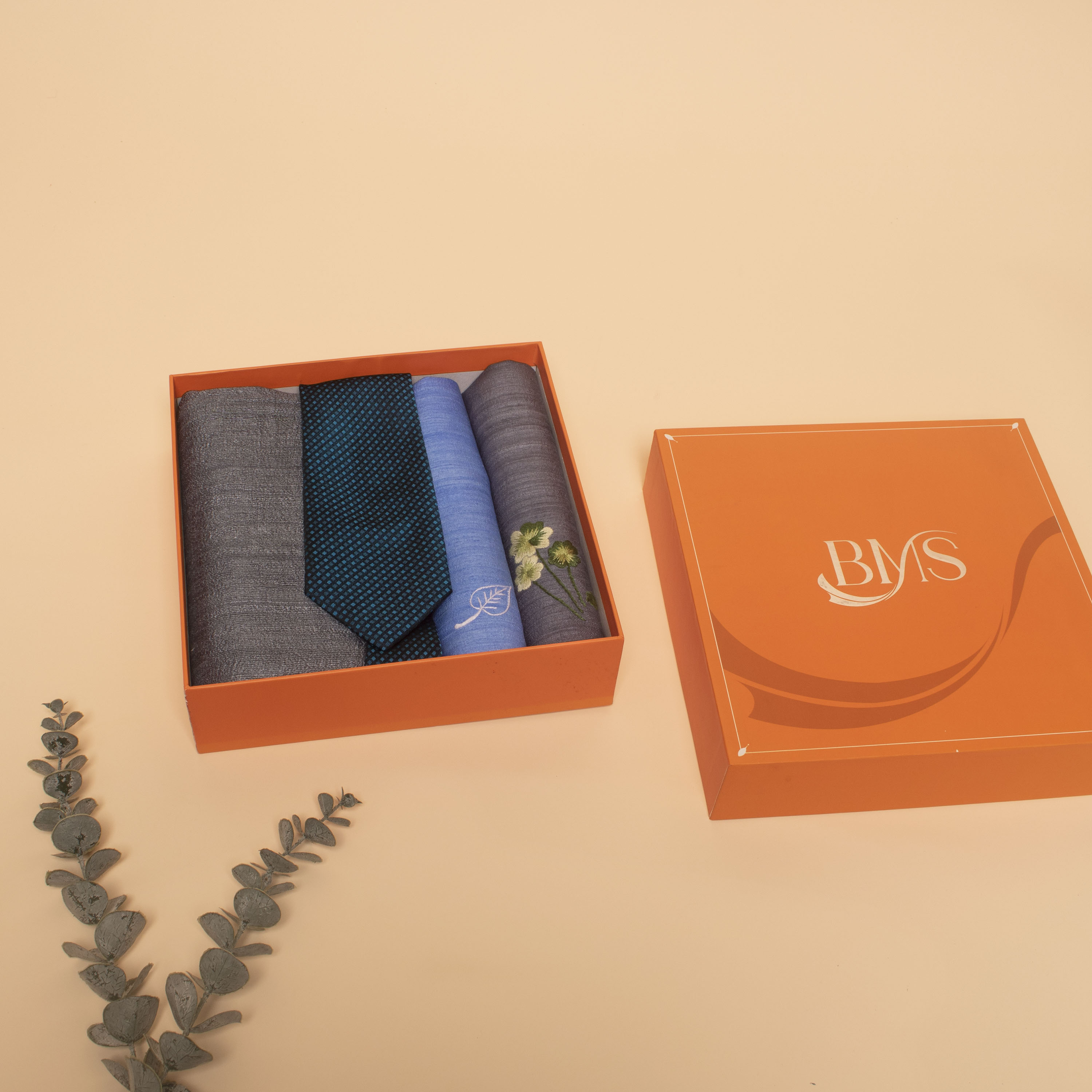 set quà 031 tiên phong gồm cà vạt lụa, khăn quàng đũi tơ tằm, khăn tay thêu tặng nam