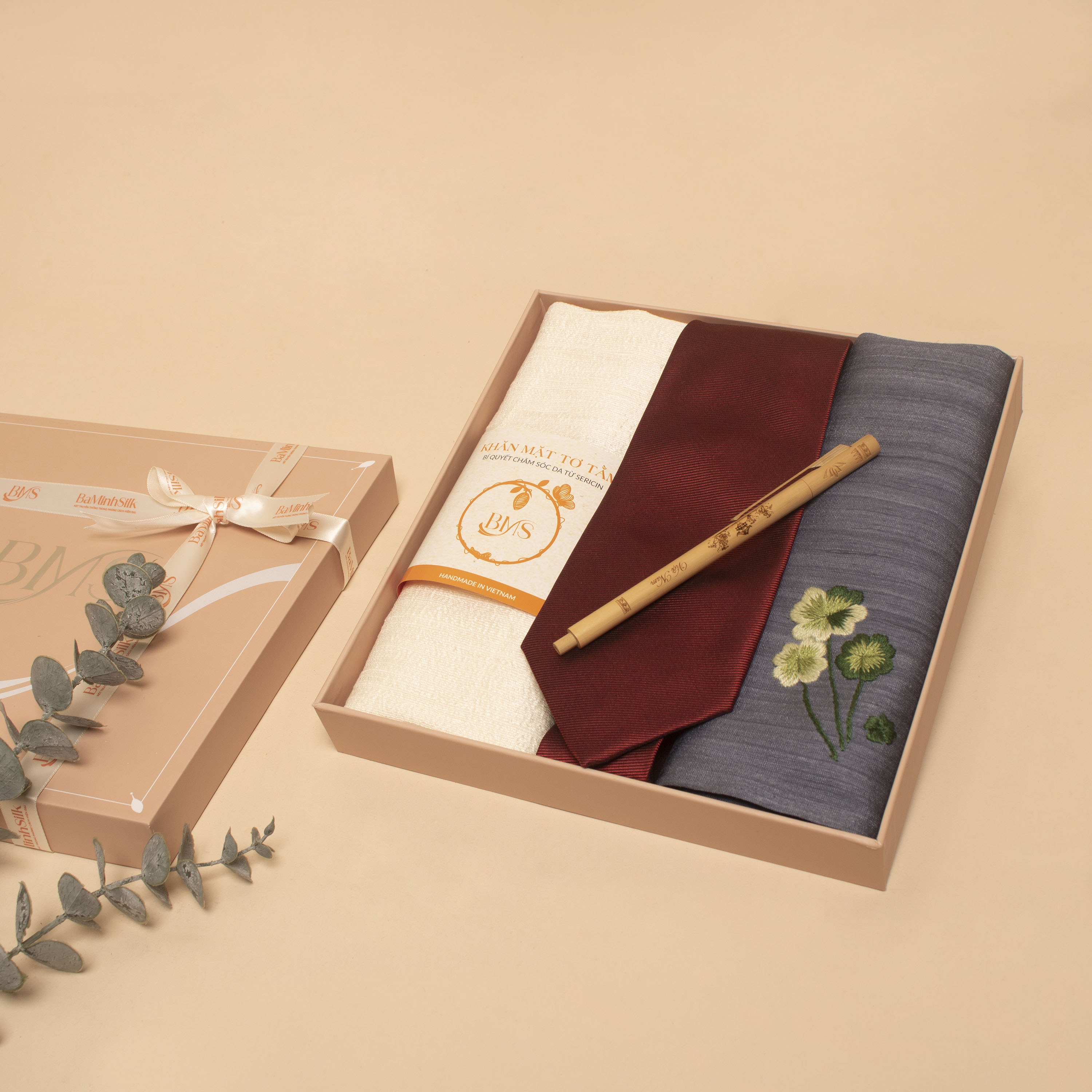 set quà 033 thành đạt gồm cà vạt lụa, khăn tay thêu, khăn mặt tơ tằm và bút tre cho nam - Bá Minh Silk