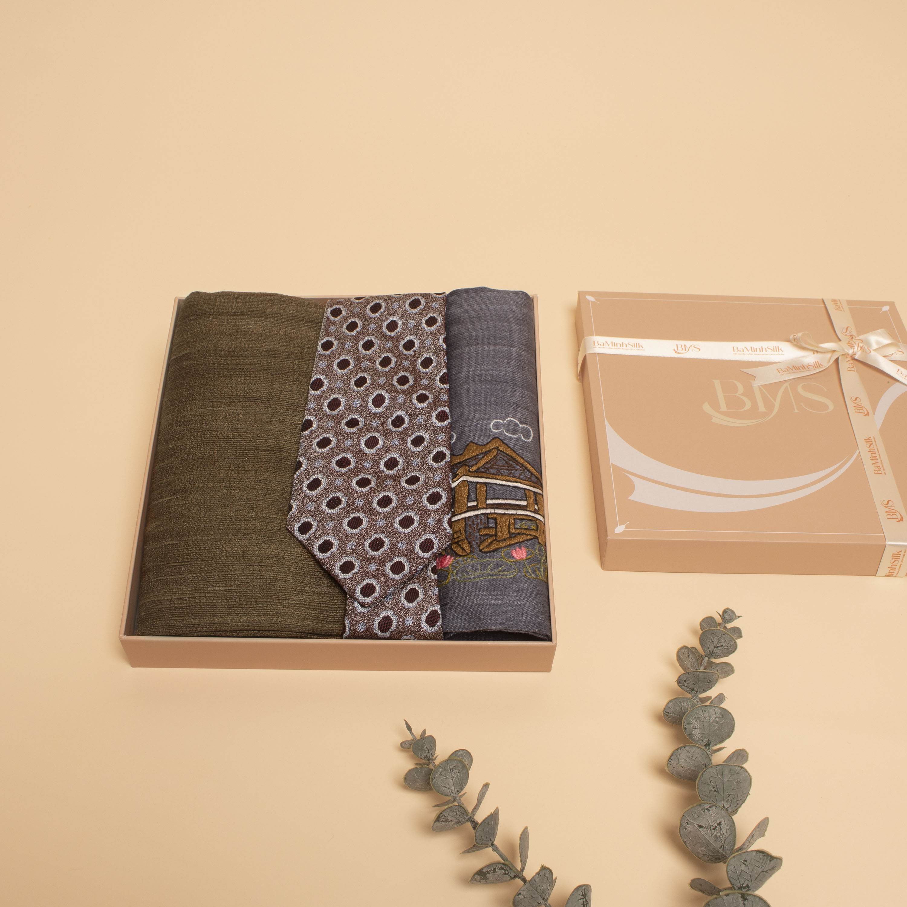 set quà 047 tâm sáng gồm cà vạt lụa, khăn quàng đũi và khăn tay thêu chùa 1 cột của Bá Minh Silk