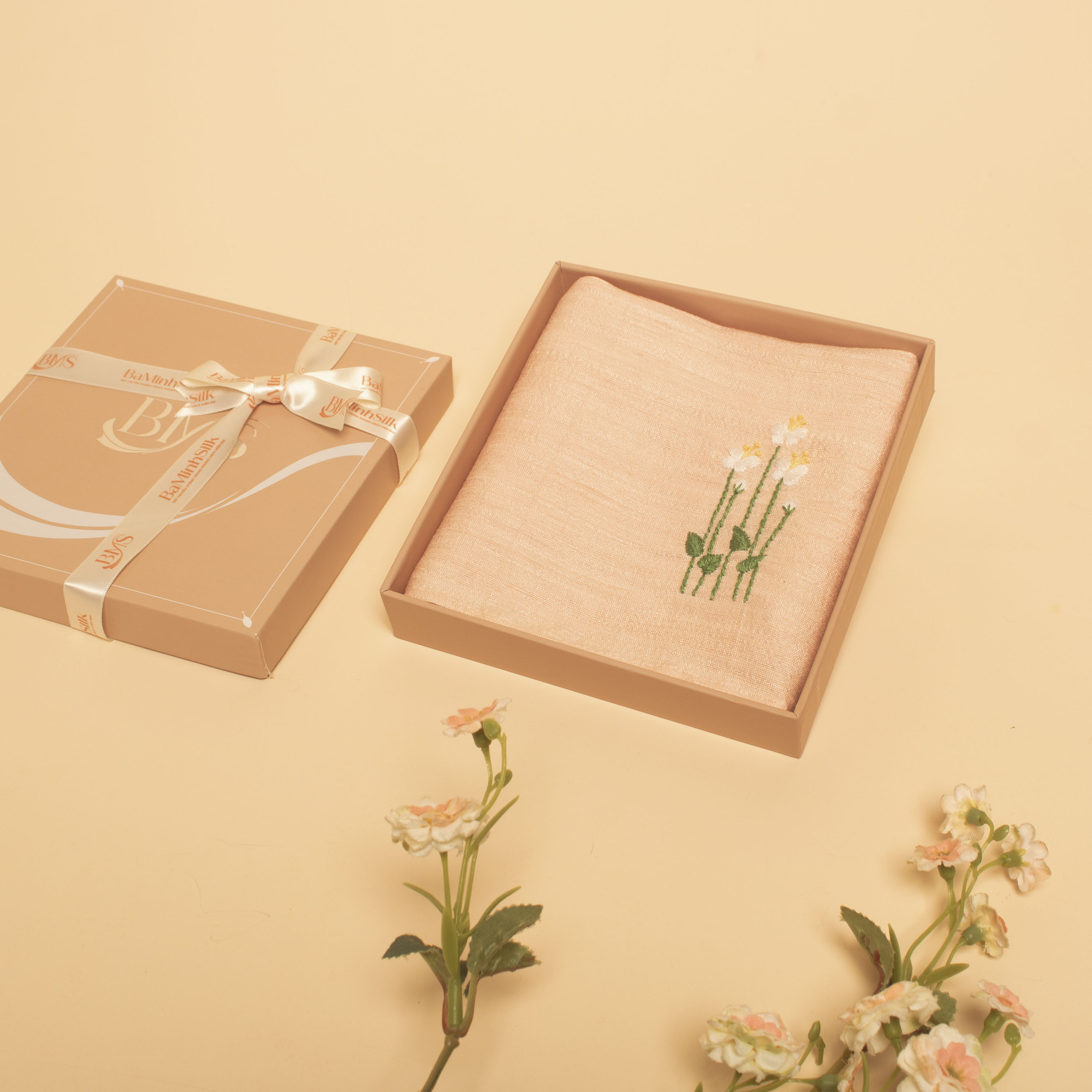 khăn tay hồng nhạt h05 thêu hoa cánh bướm (mới)