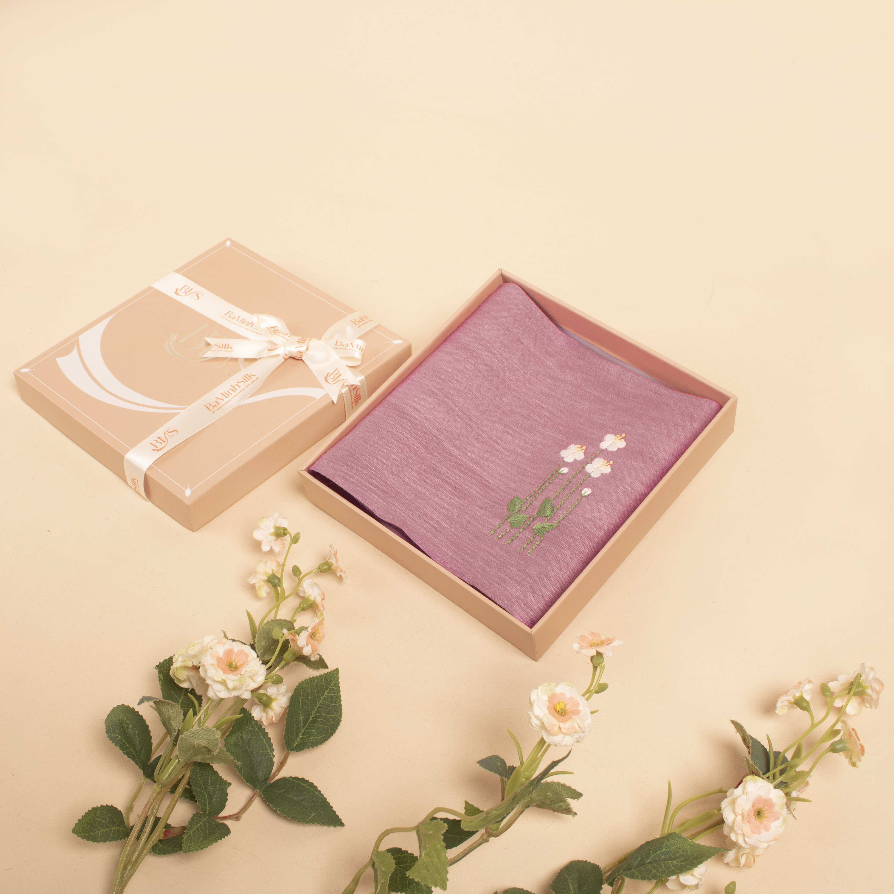 khăn tay thêu hoa cánh bướm màu hồng tím