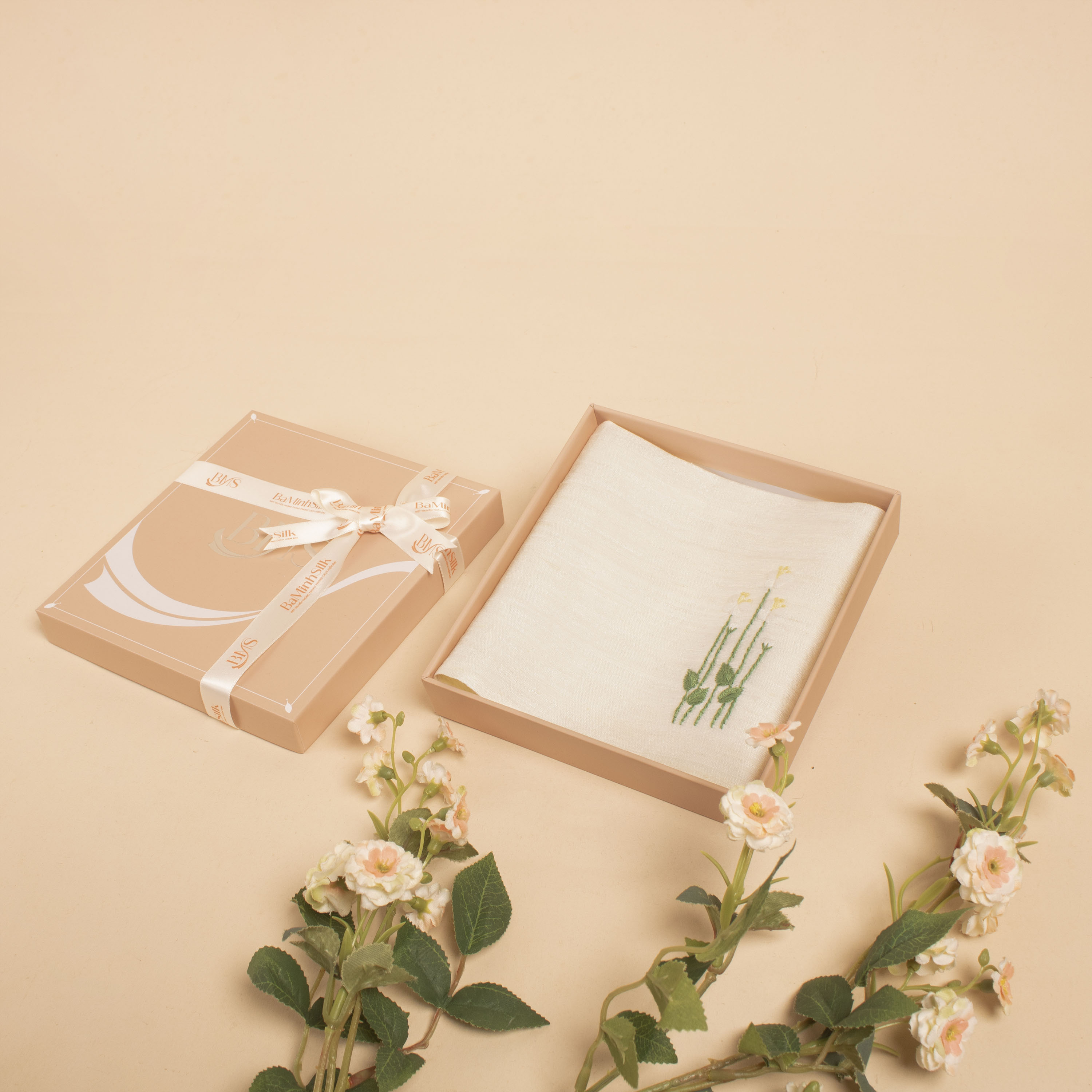 khăn tay thêu hoa cánh bướm màu trắng