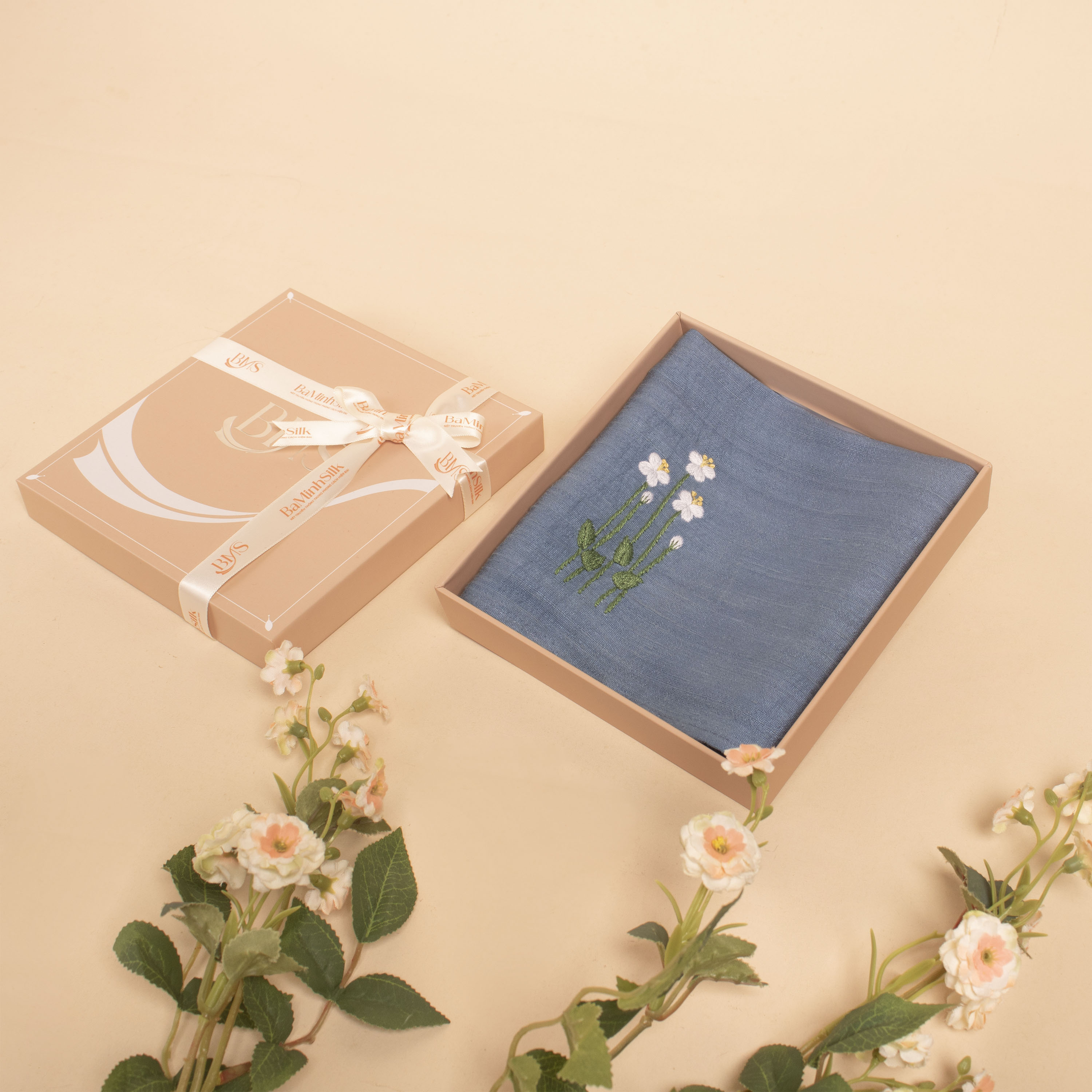 khăn tay thêu hoa cánh bướm màu xanh dương 07 khăn tay thêu hoa cánh bướm màu xanh dương 07