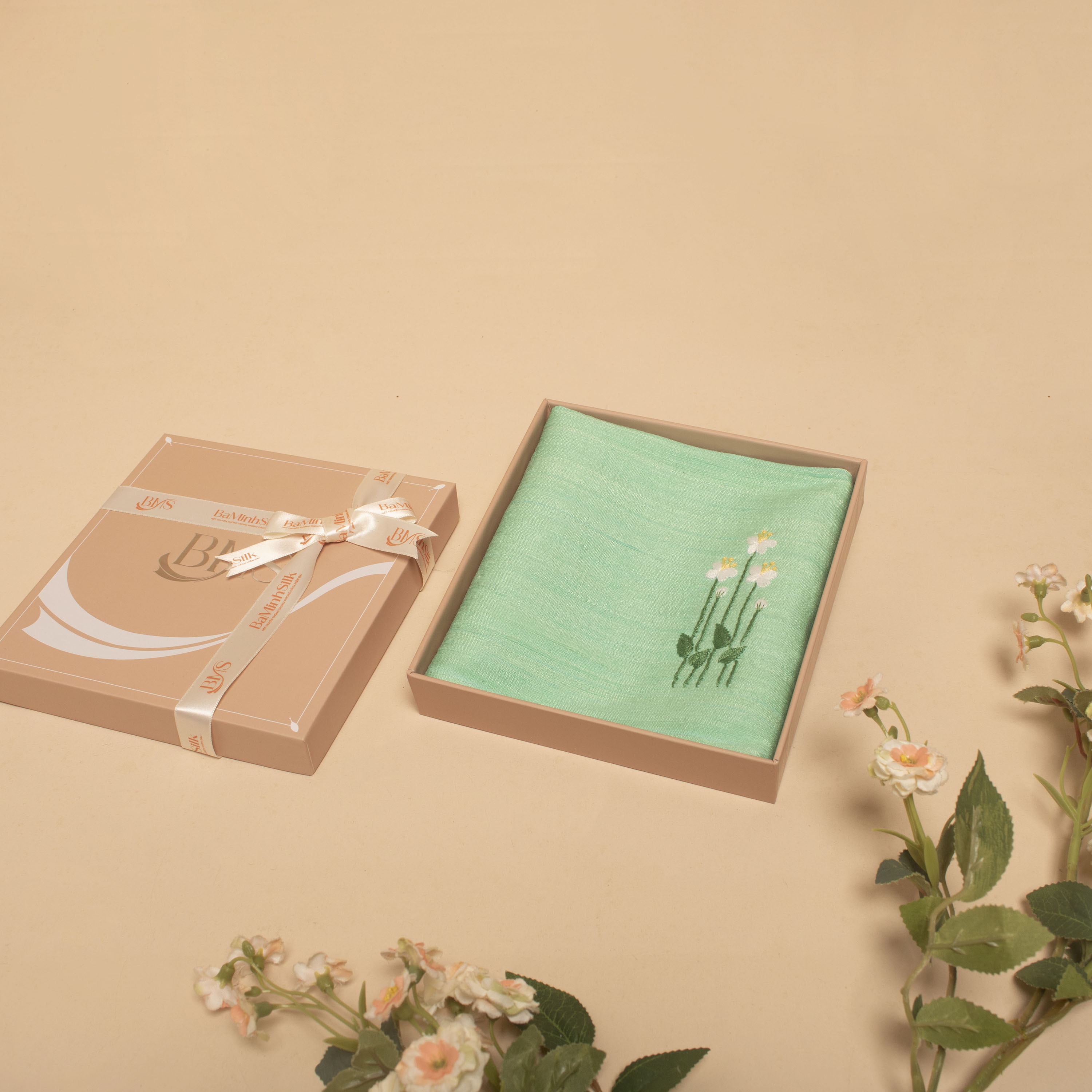 khăn tay thêu hoa cánh bướm màu xanh mint khăn tay thêu hoa cánh bướm màu xanh mint
