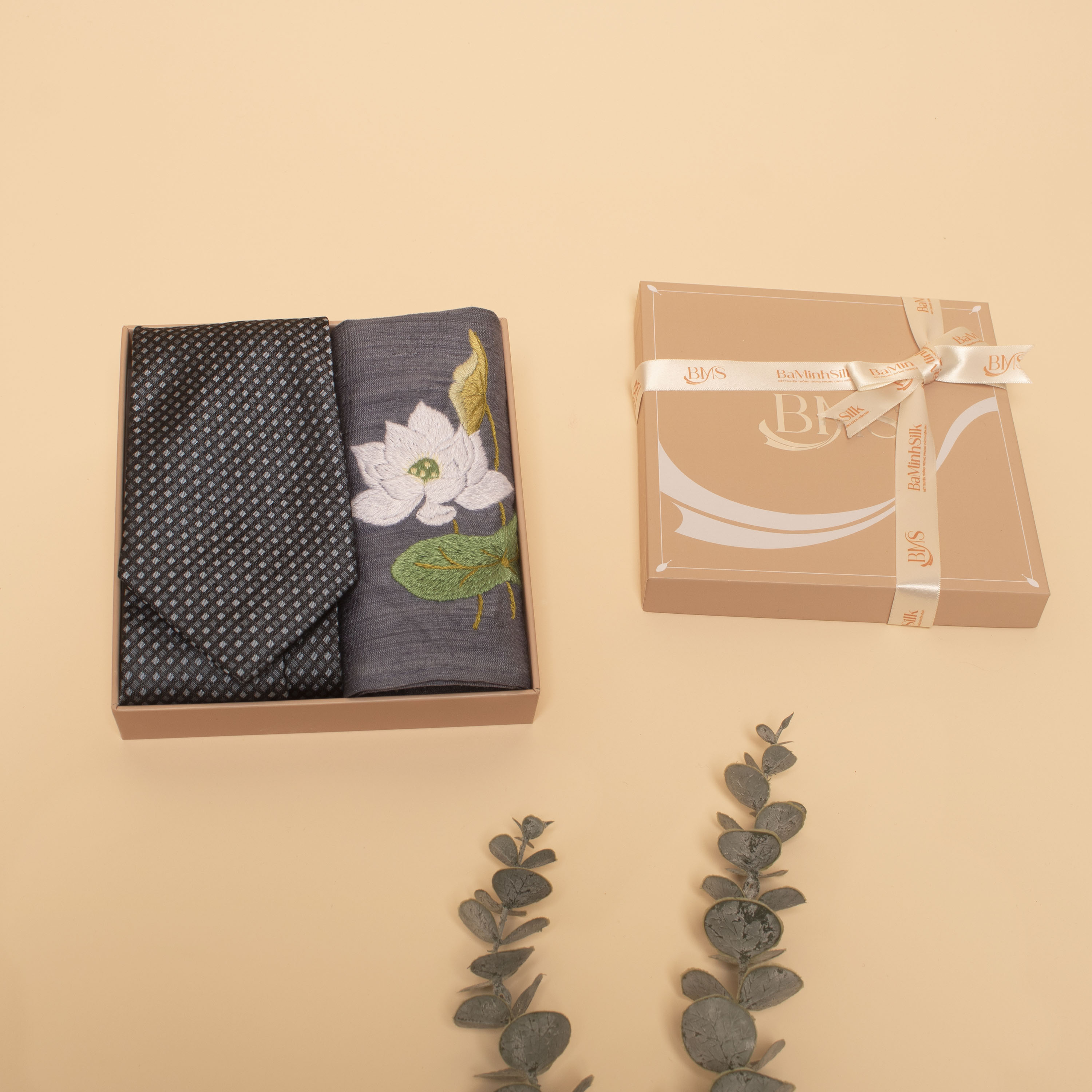 set quà 020 trí tuệ gồm cà vạt lụa và khăn tay thêu hoa sen tặng nam