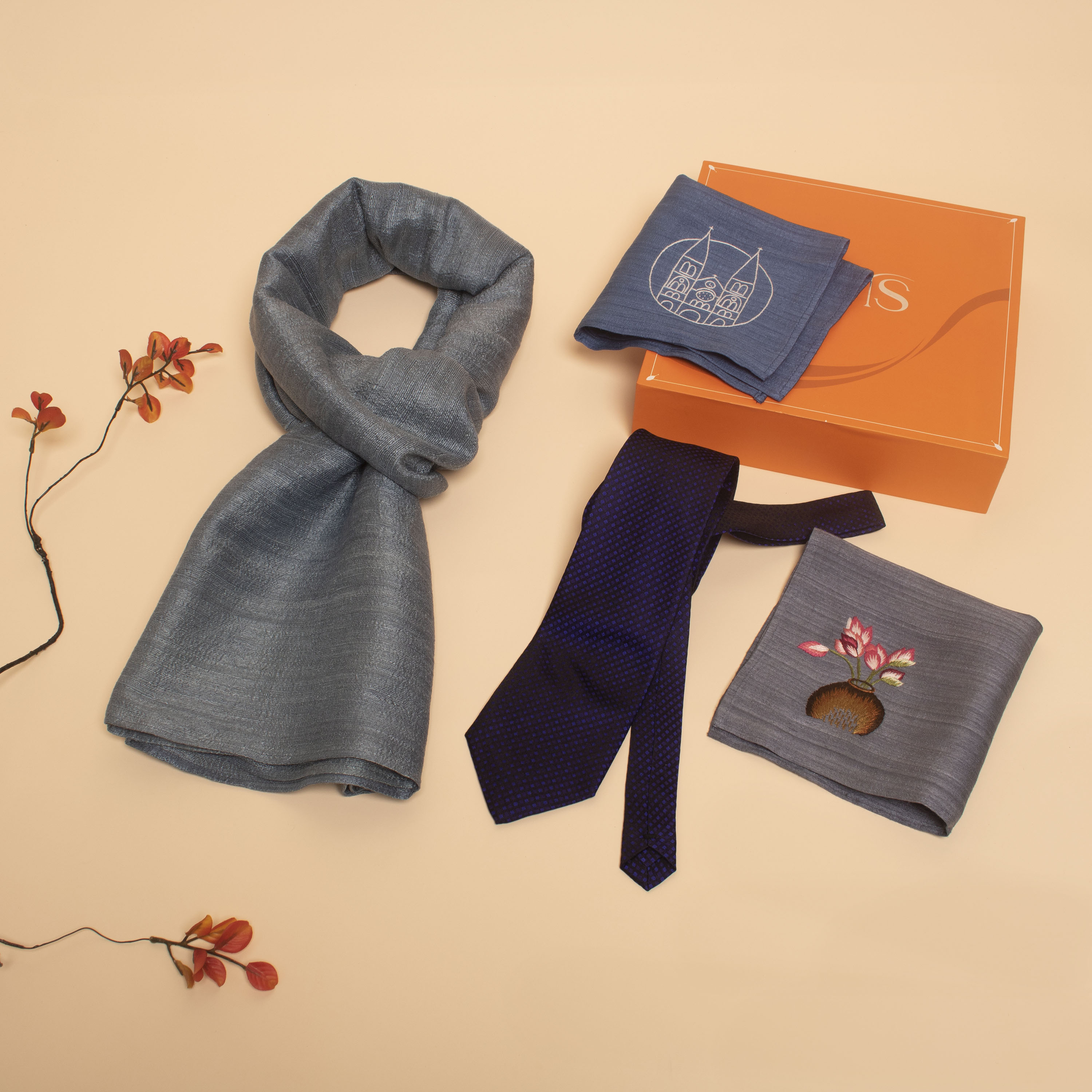 set quà 021 truyền thống gồm cà vạt lụa, khăn quàng tơ tằm, khăn tay thêu tặng nam của Bá Minh Silk