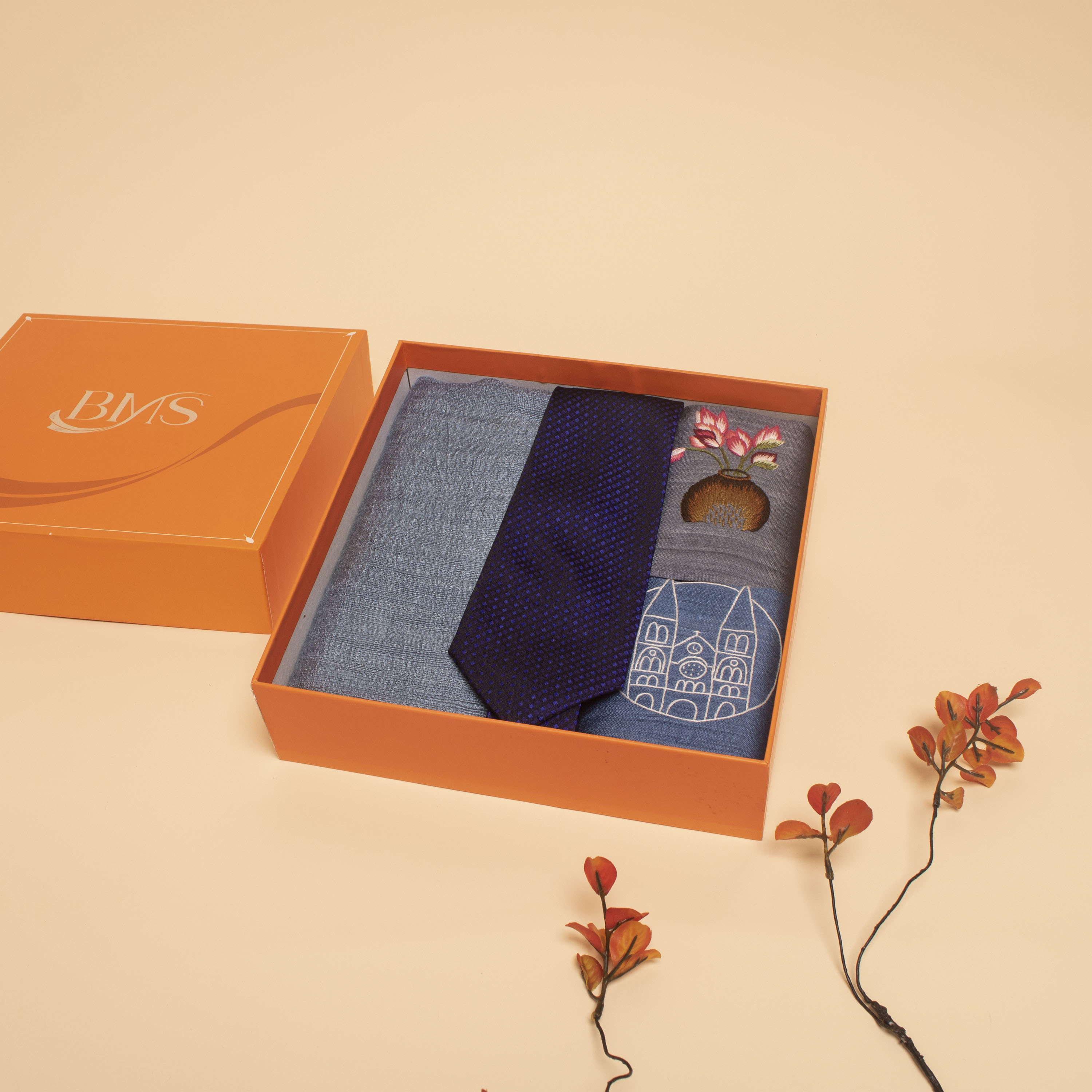 set quà 021 truyền thống gồm cà vạt lụa, khăn quàng tơ tằm, khăn tay thêu tặng nam của Bá Minh Silk