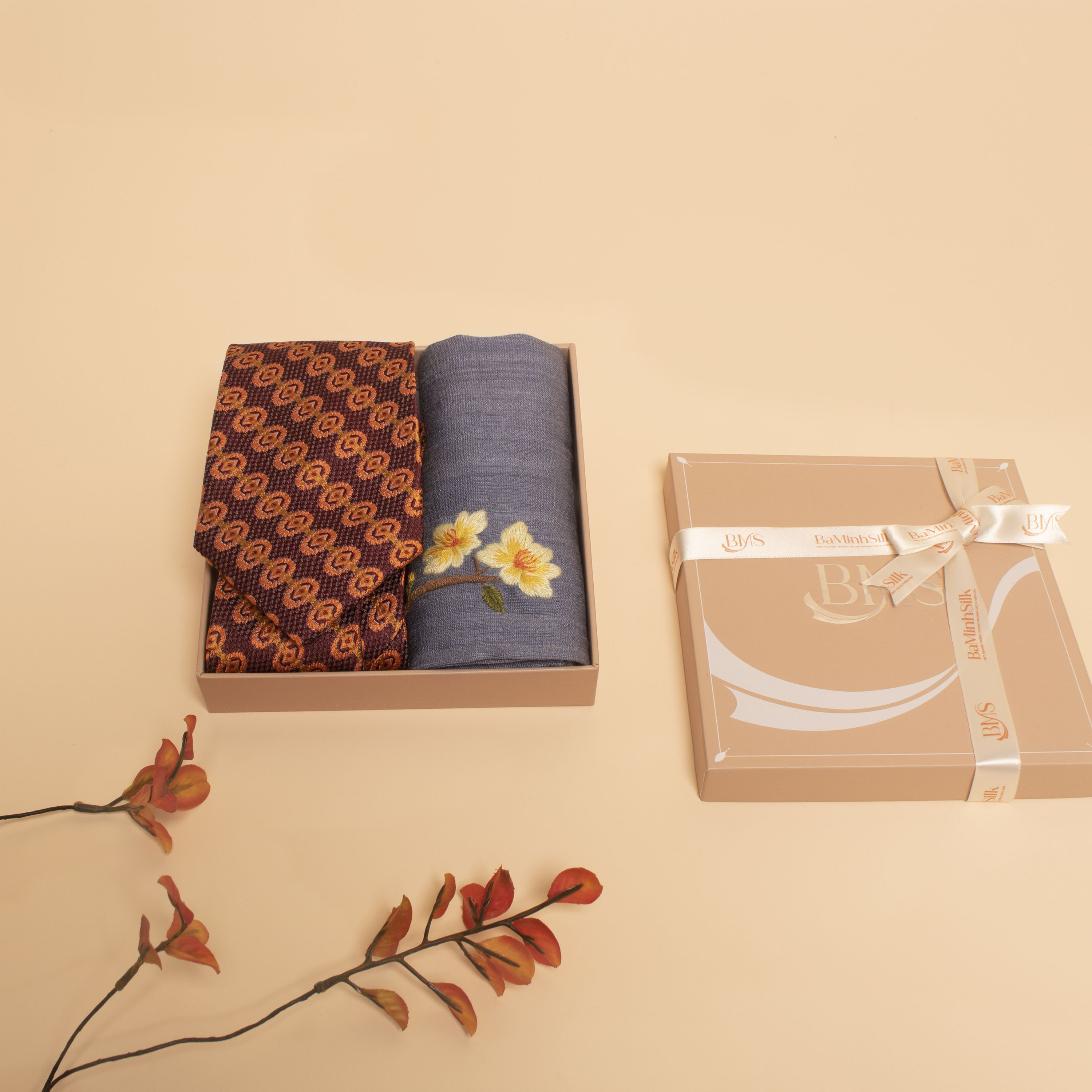 set quà 052 quân tử gồm cà vạt lụa và khăn tay thêu hoa mai - set quà tặng nam cao cấp của Bá Minh Silk