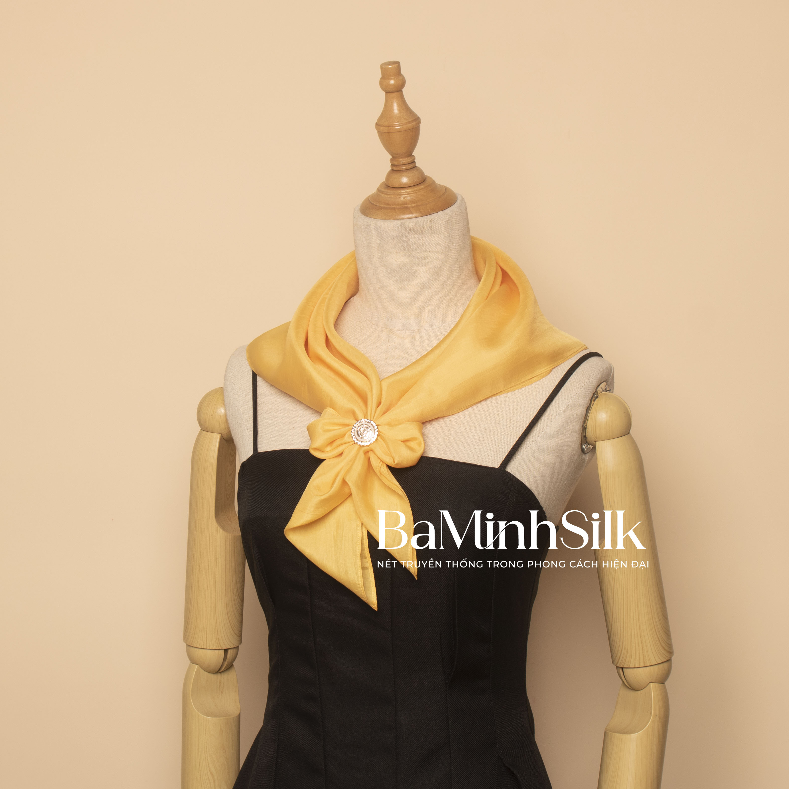 khăn lụa vuông 70x70cm màu vàng 2