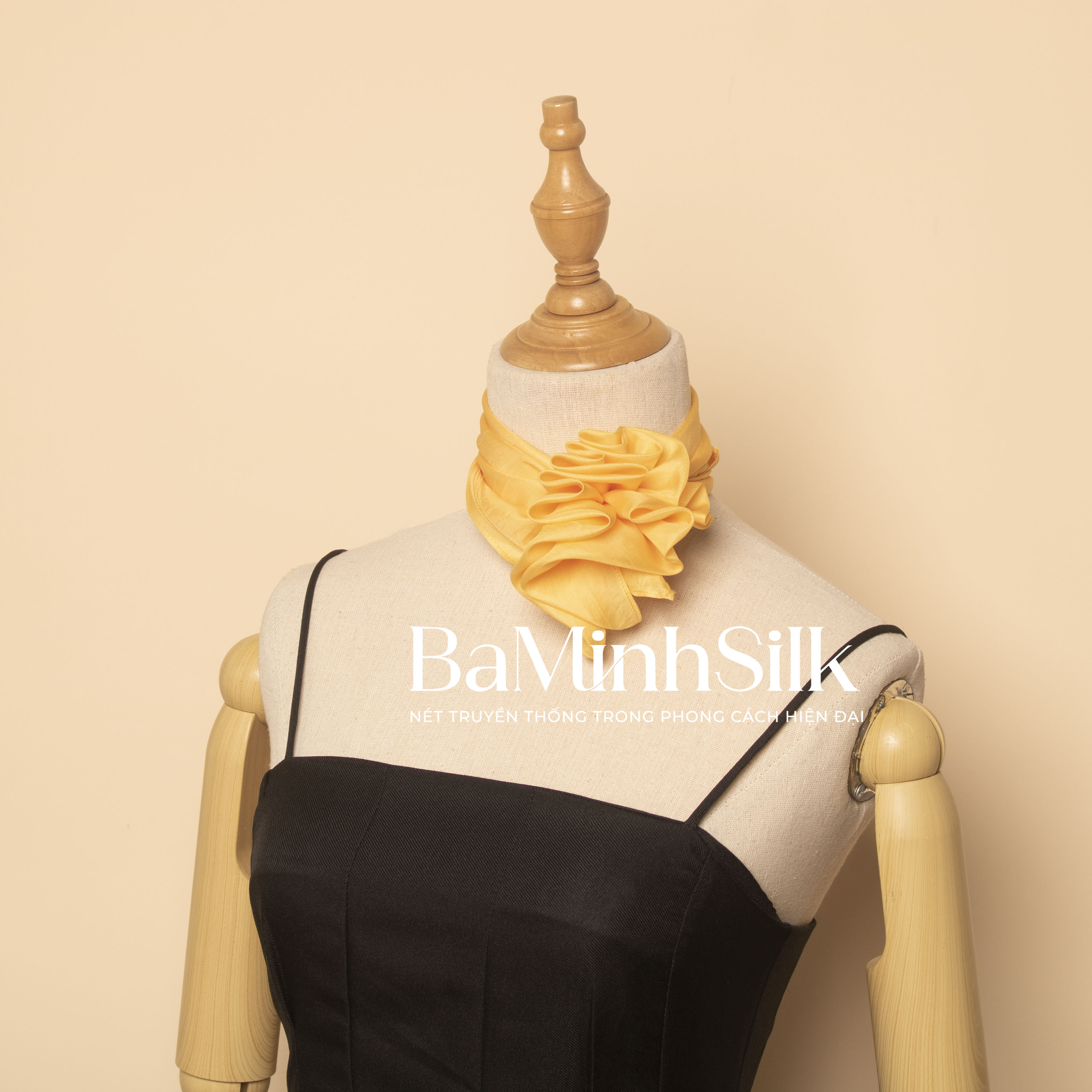 khăn lụa vuông 70x70cm màu vàng